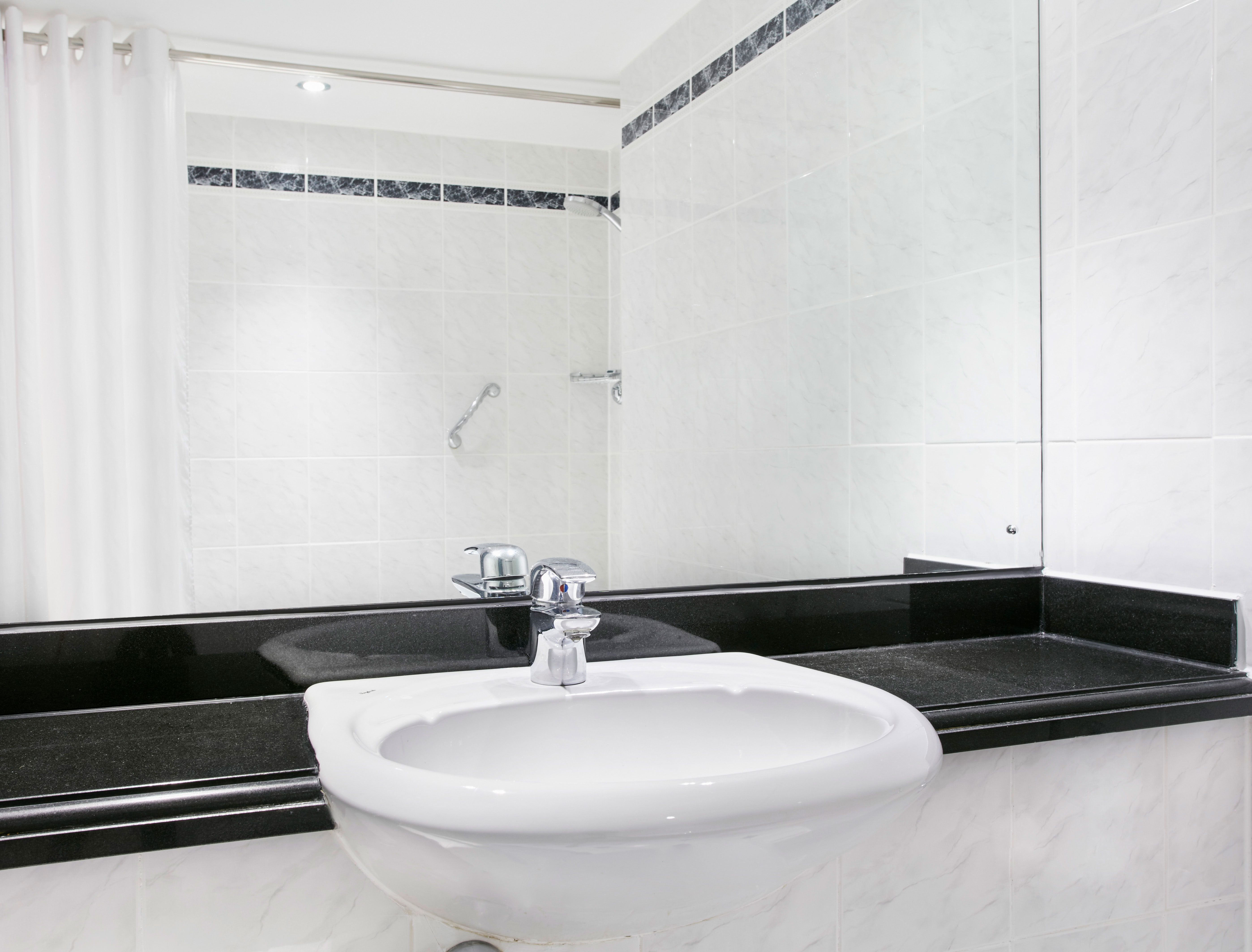 LEONARDO HOTEL MIDDLESBROUGH-guestroom-Leonardo Hotel Middlesbrough Standard Bathroom WBath.jpg