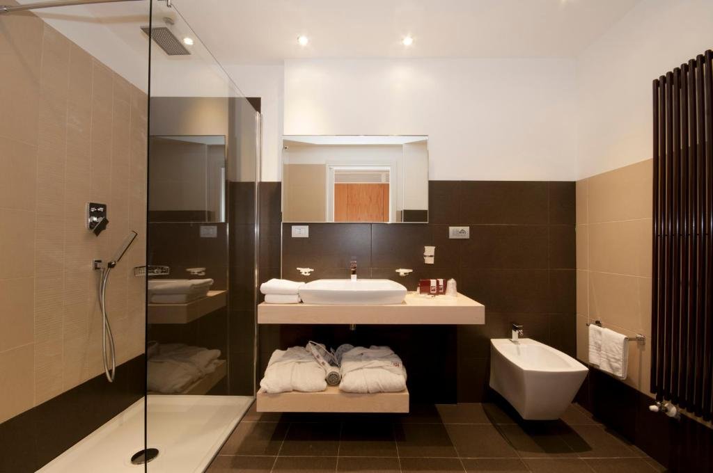 HOTEL LA RONDINAIA IN EUROCONGRESSI-guestroom-Bathroom.jpg
