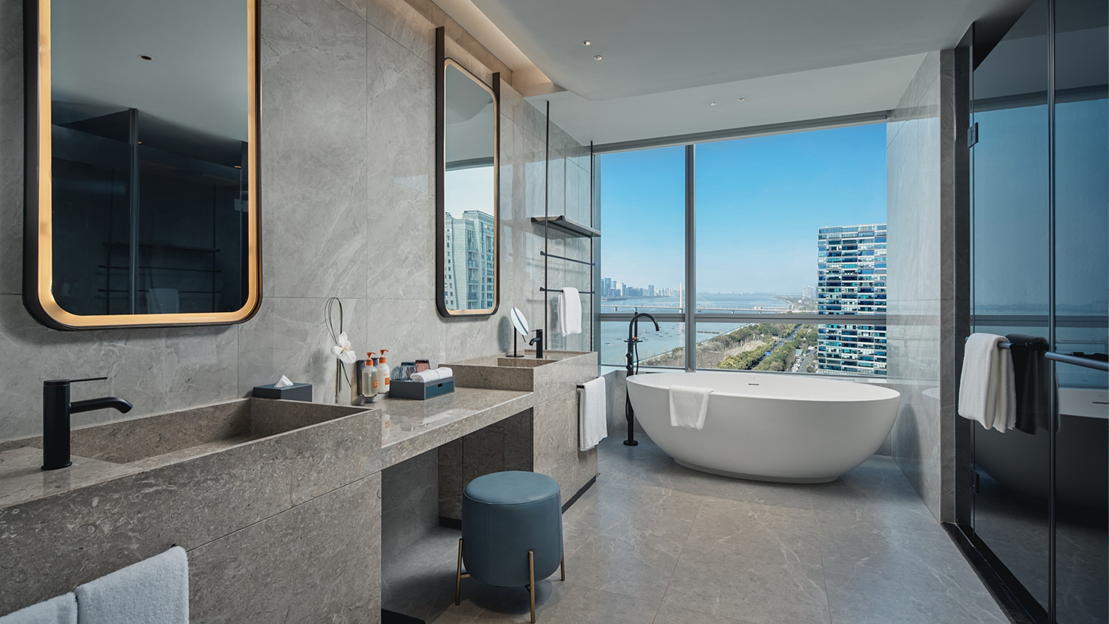 CROWNE PLAZA BINJIANG BY IHG-guestroom-Guest Bathroom.jpg
