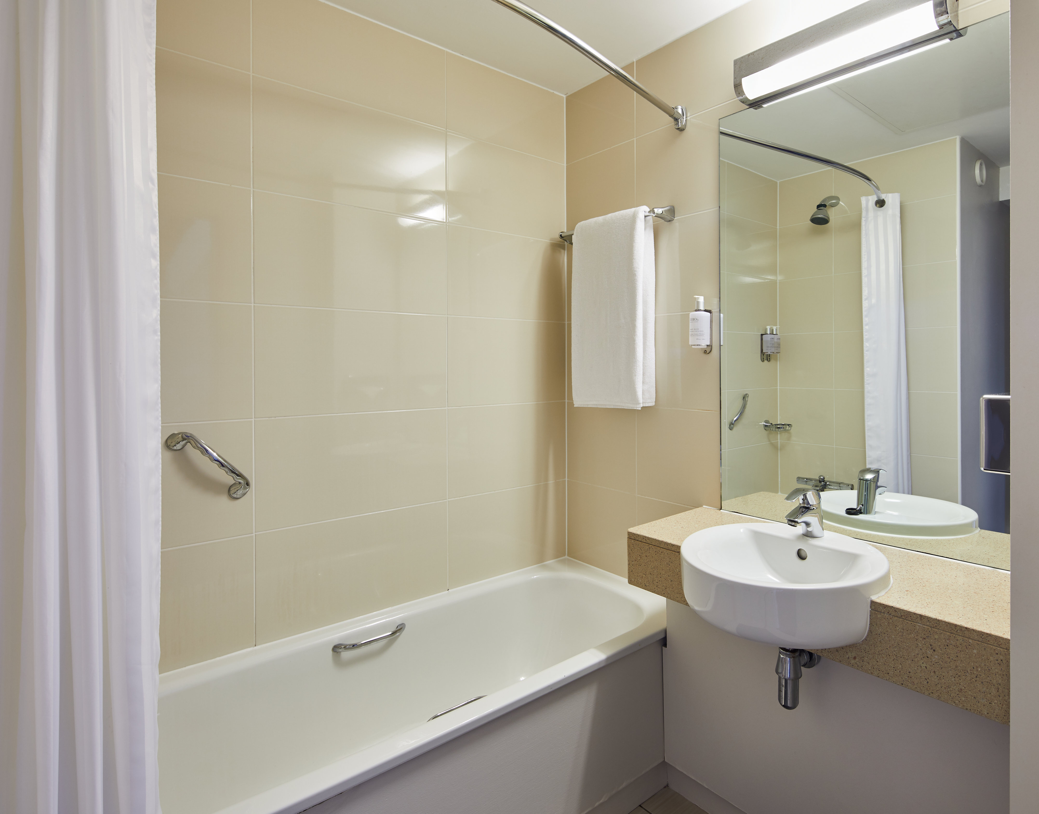 Leonardo Aberdeen City Centre-guestroom-Leonardo Hotel Aberdeen bathroom.jpg