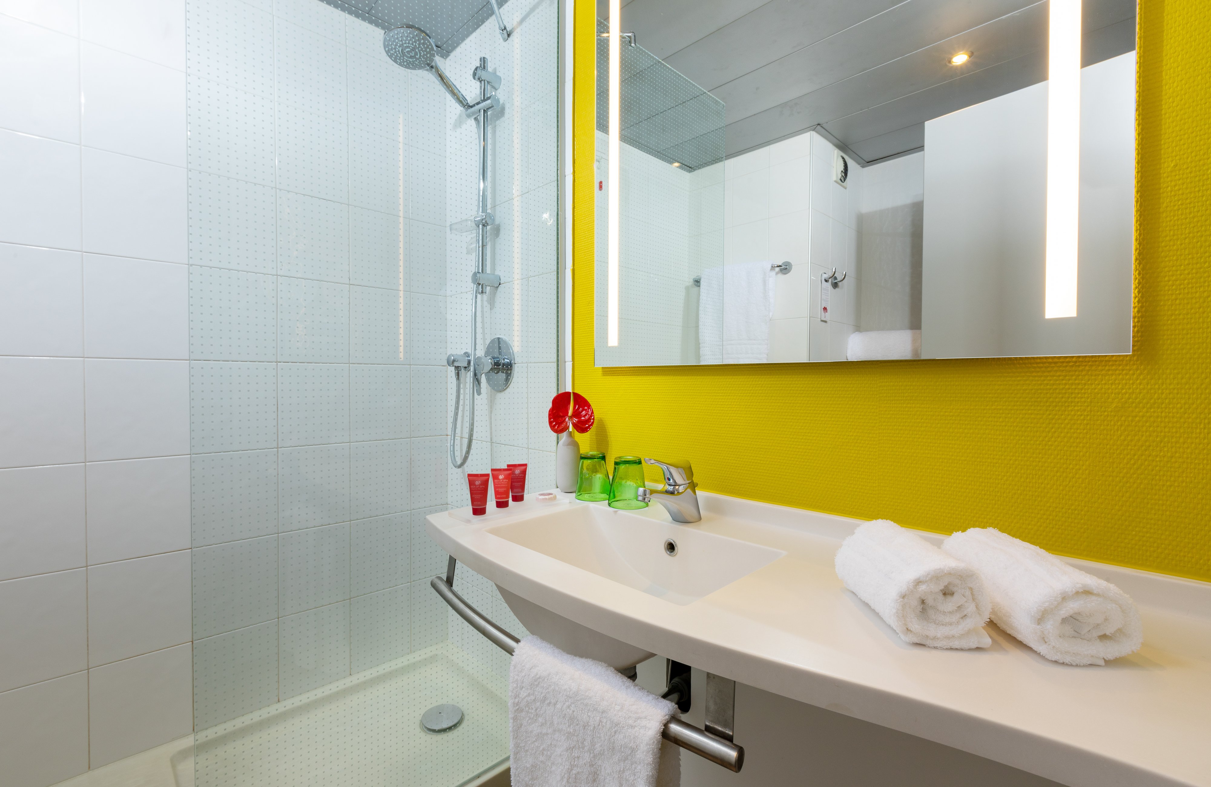 LEONARDO HOTEL VERONA-guestroom-Bathroom.jpg