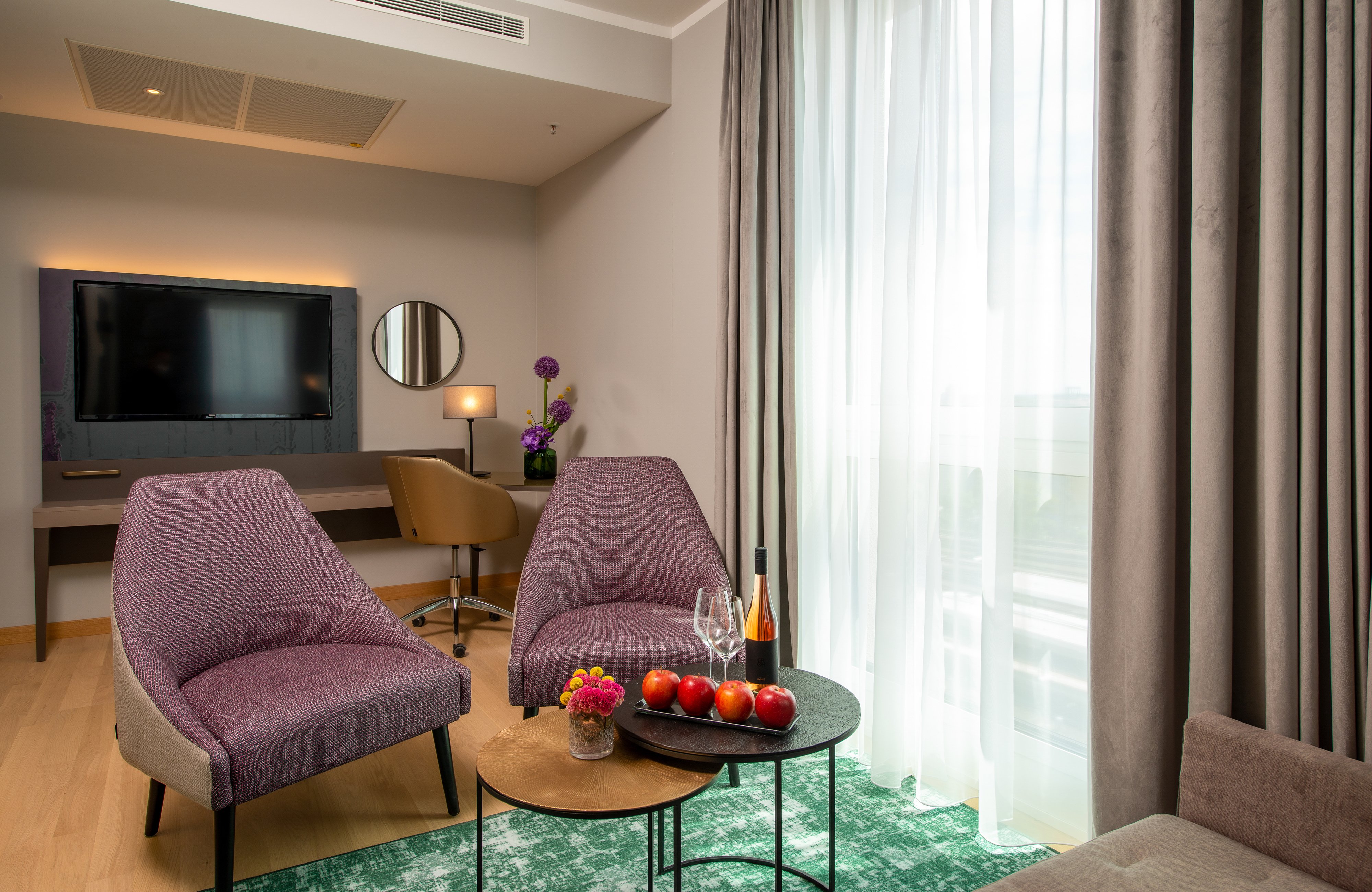 LEONARDO ROYAL HOTEL NUERNBERG-guestroom-Junior Suite.jpg
