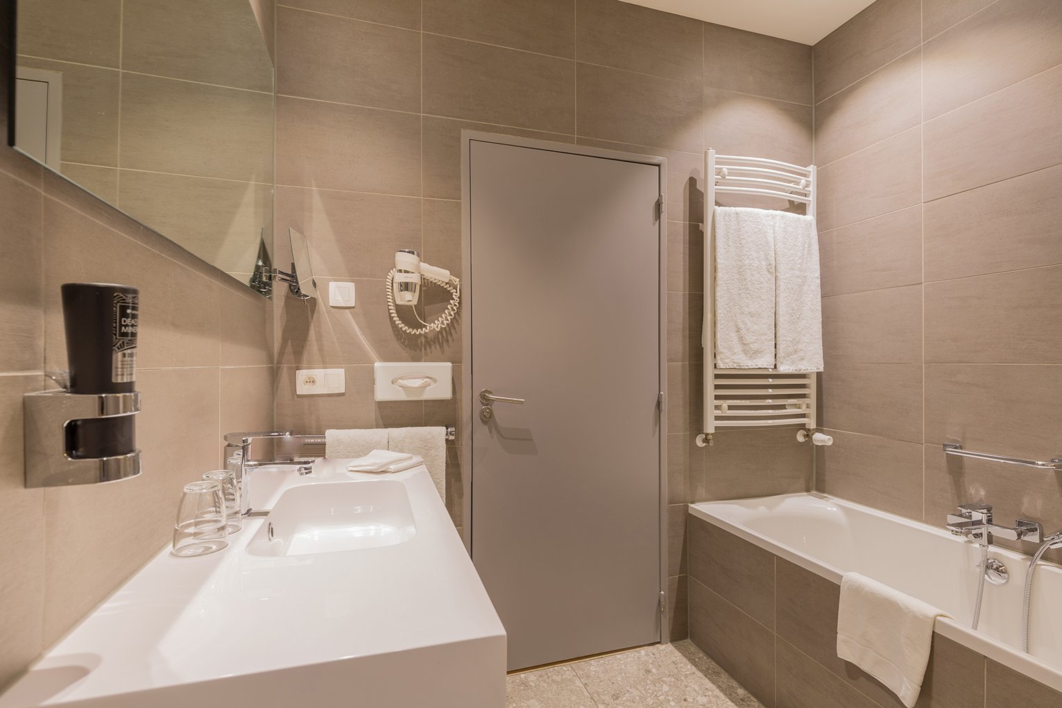 LEONARDO HOTEL ANTWERP PLAZA-guestroom-Leonardo Hotel Plaza Deluxe Double Room Bathroom Edit.jpg