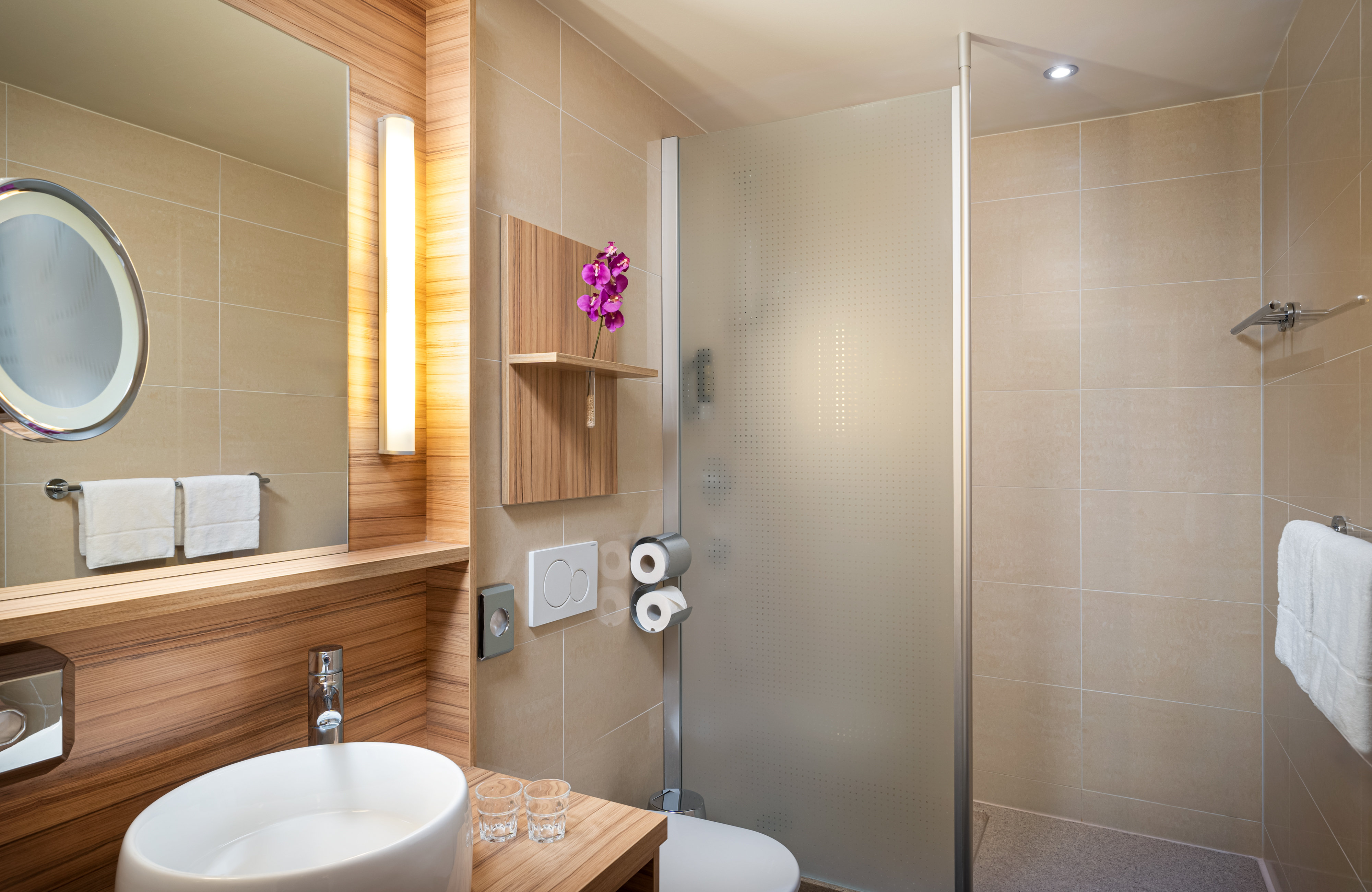 LEONARDO SALZBURG GABLERBRAU-guestroom-Bathroom.jpg