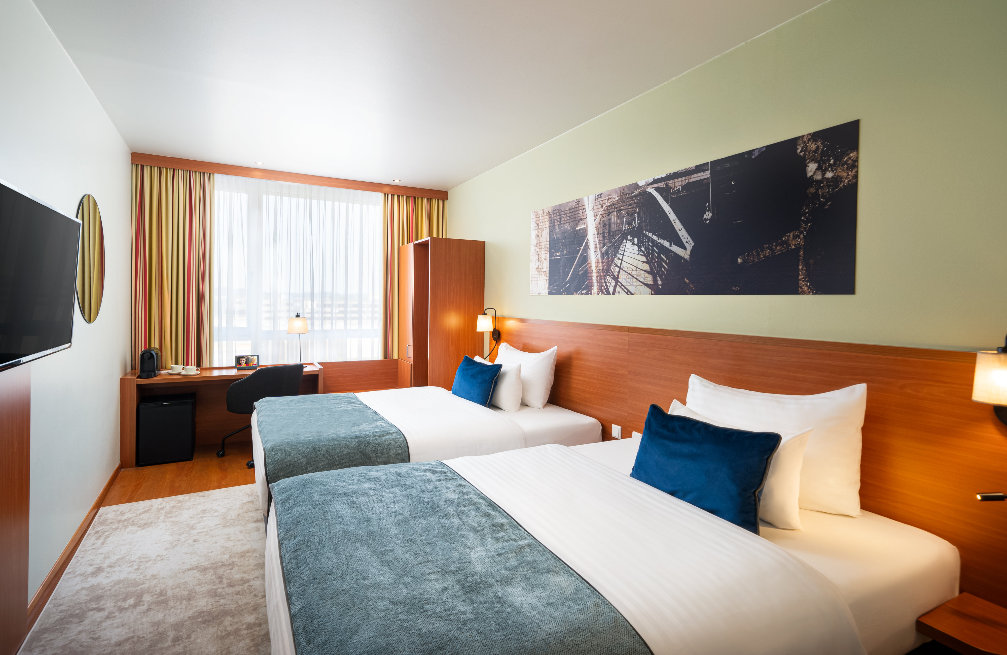 LEONARDO SALZBURG AIRPORT-guestroom-Leonardo Hotel Salzburg Airport Room Comfort Family Double.jpg