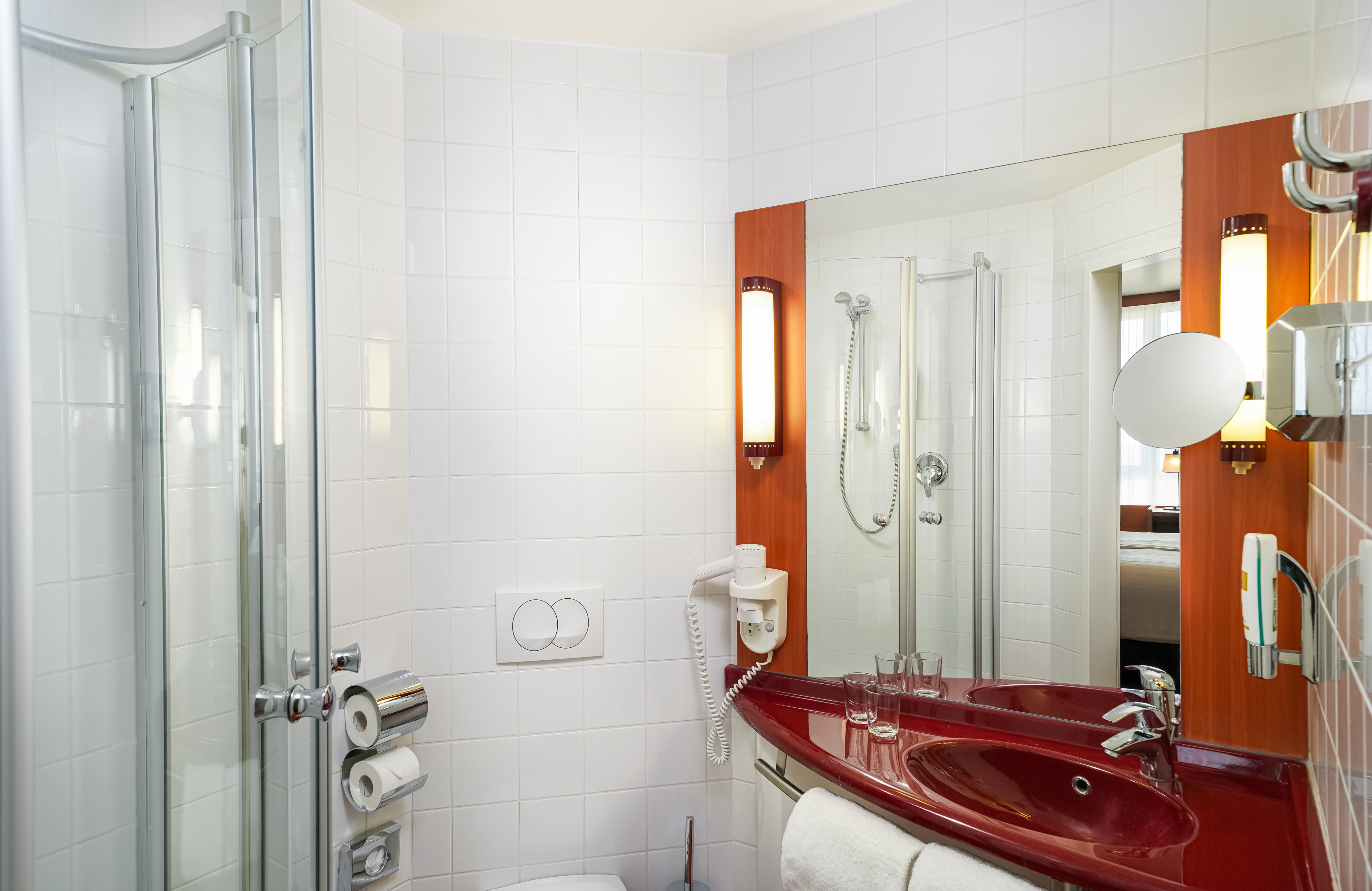 LEONARDO SALZBURG AIRPORT-guestroom-Leonardo Hotel Salzburg Airport Room Bathroom.jpg