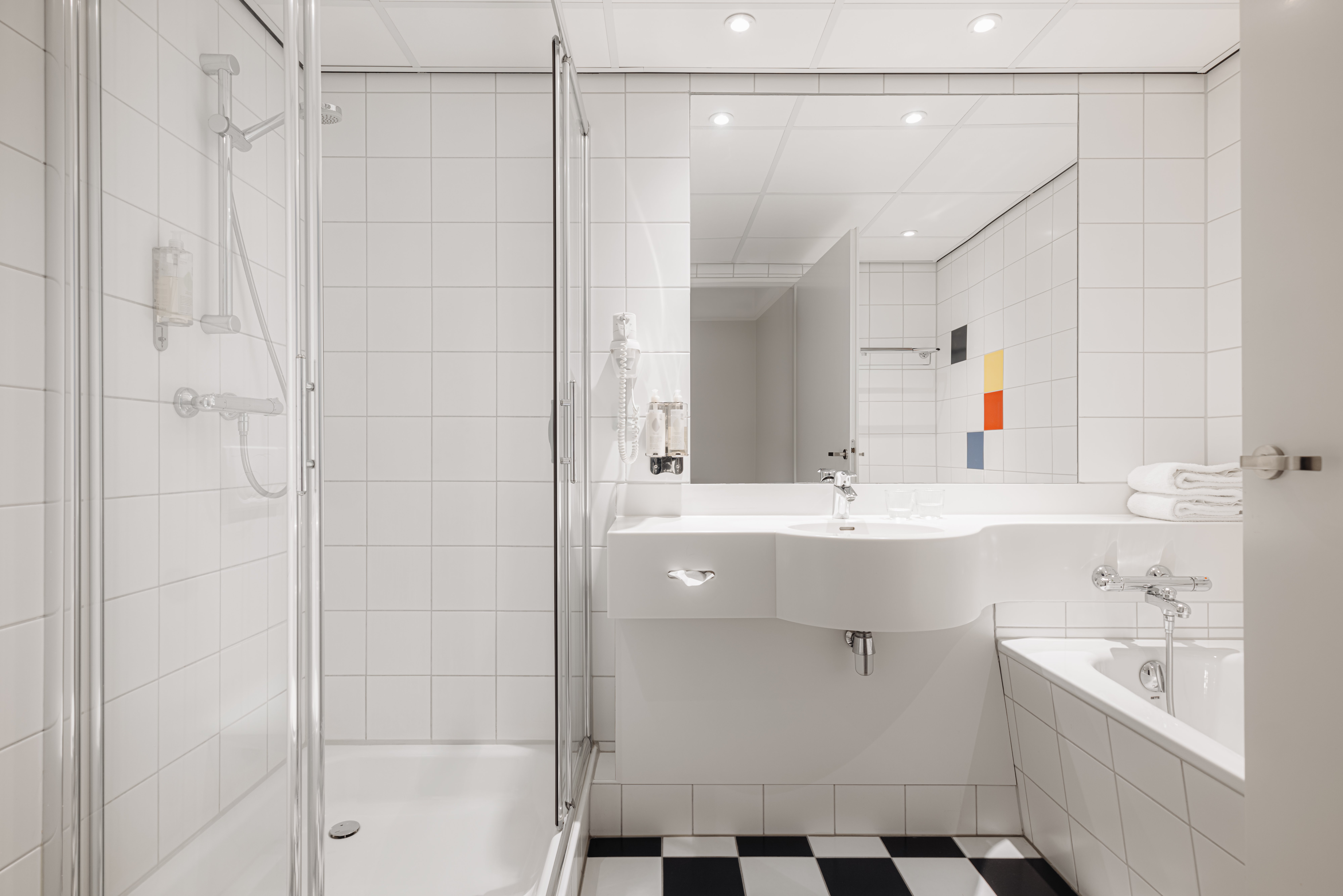 CITY HOTEL HENGELO-guestroom-HENGELO BATHROOM STANDARD DOUBLE SUPERIOR LANDSCAPE.jpg