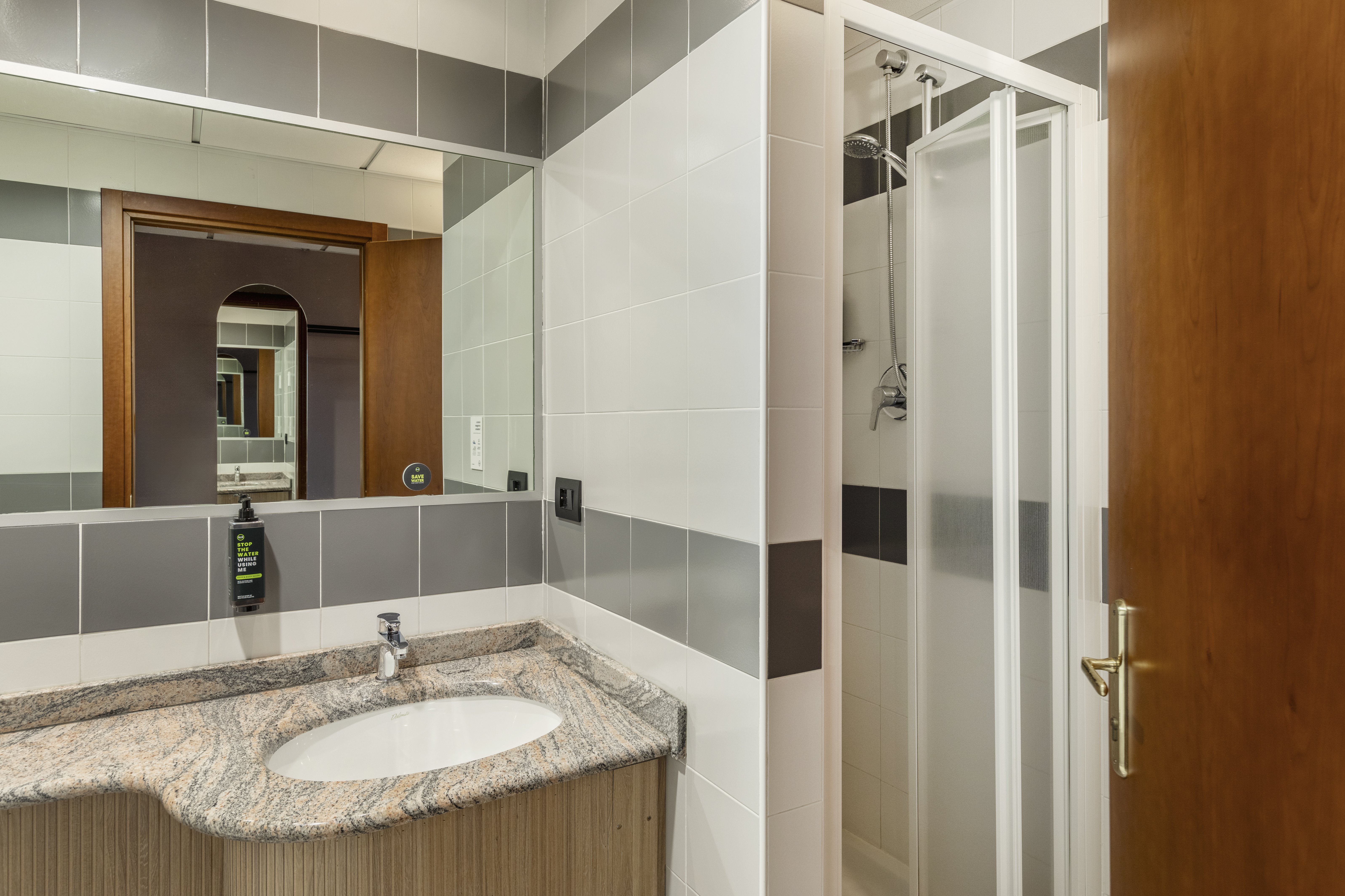 B&B HOTEL CUNEO CRISTAL-guestroom-Hotel Cuneo Cristal Bathroom.jpg