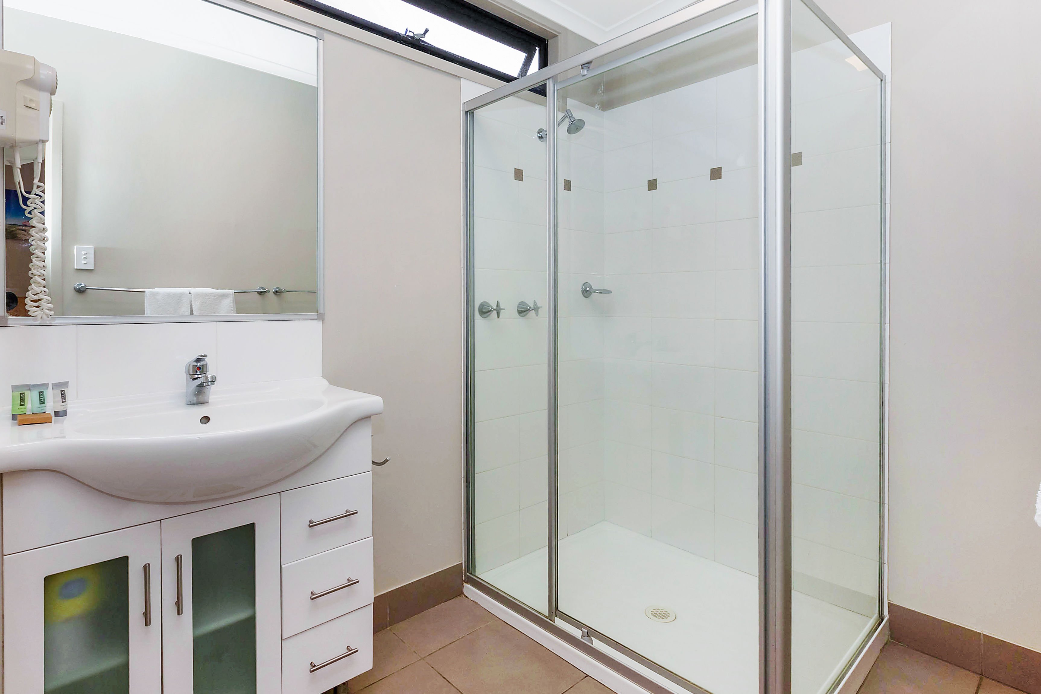 RHP HAWKS NEST-guestroom-One HN Bath.jpg