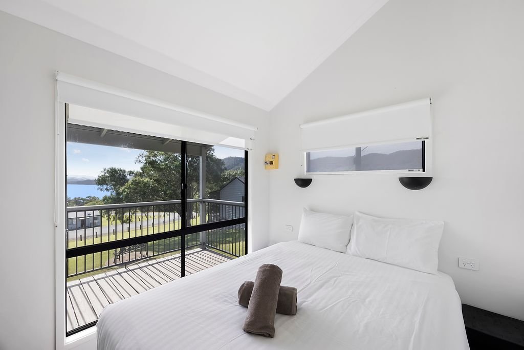 REFLECTIONS LAKE GLENBAWN - HO-guestroom-LG Strd Sixpax Bed.jpg