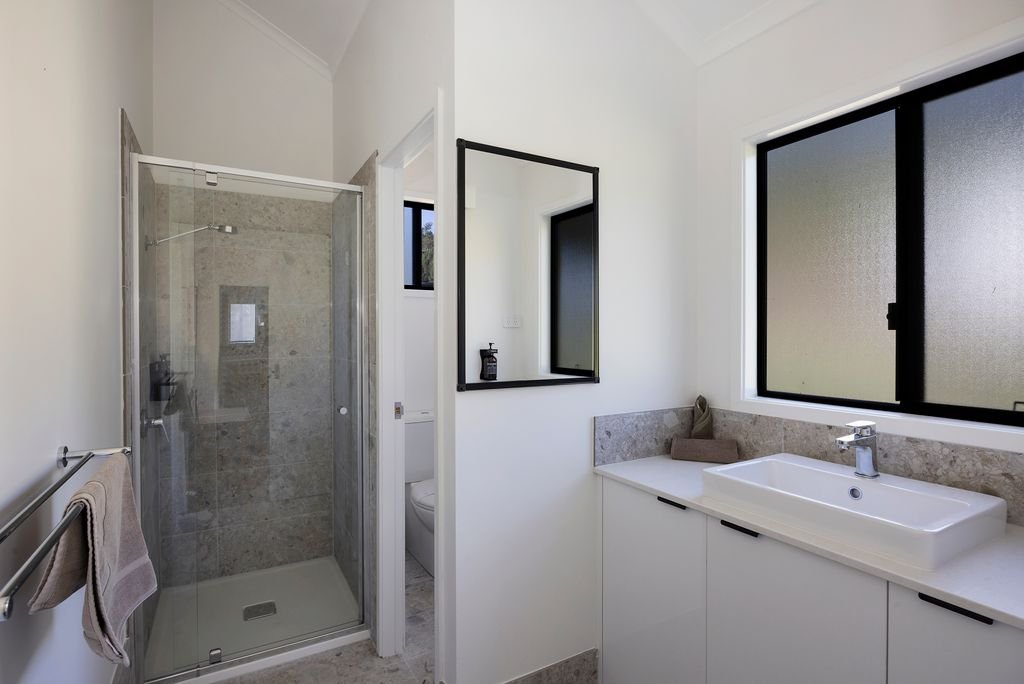 REFLECTIONS LAKE GLENBAWN - HO-guestroom-LG Strd Sixpax Dog Bath.jpg