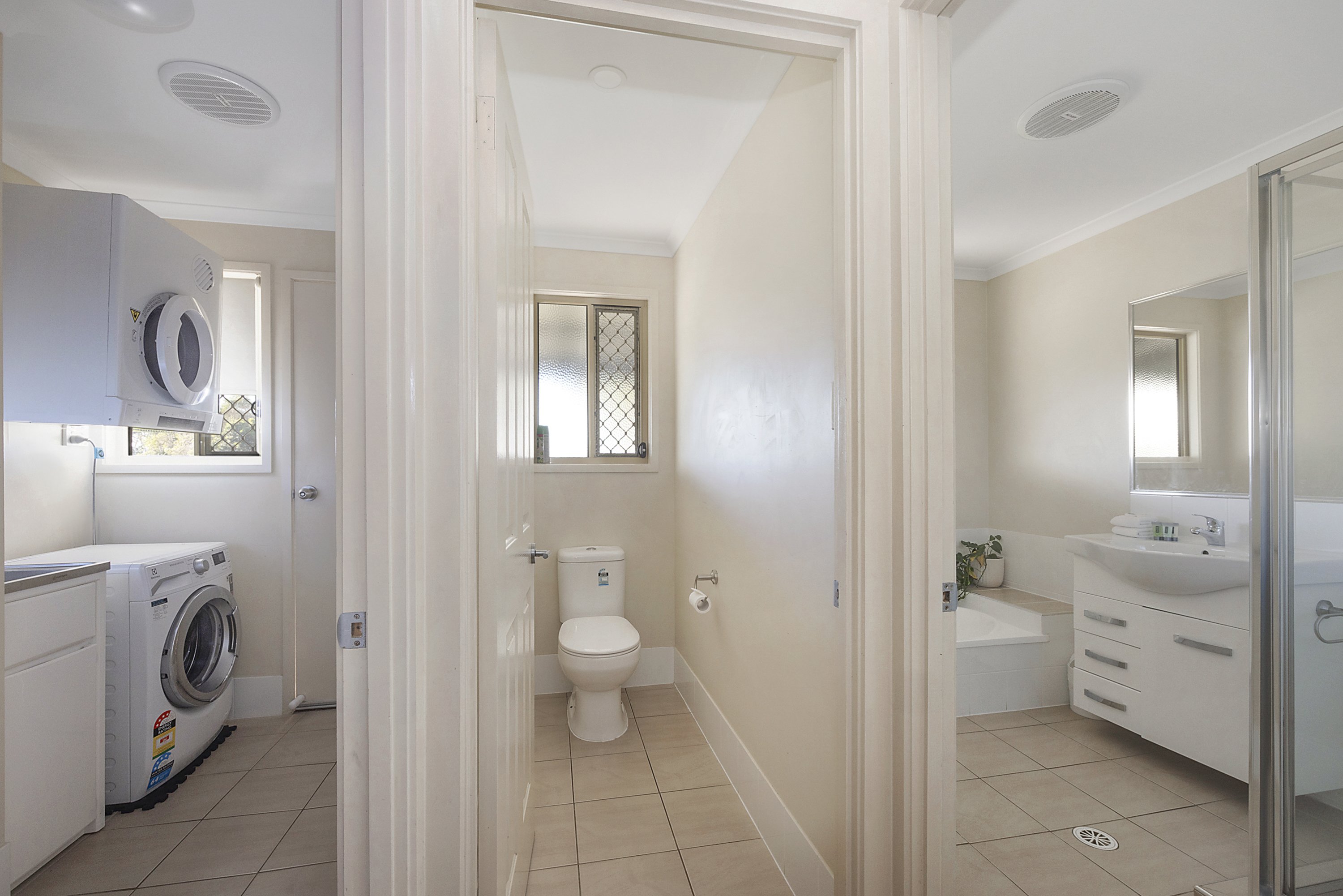 REFLECTIONS LENNOX HEAD - HOLI-guestroom-LH Sup Sevenpax Bath.jpg