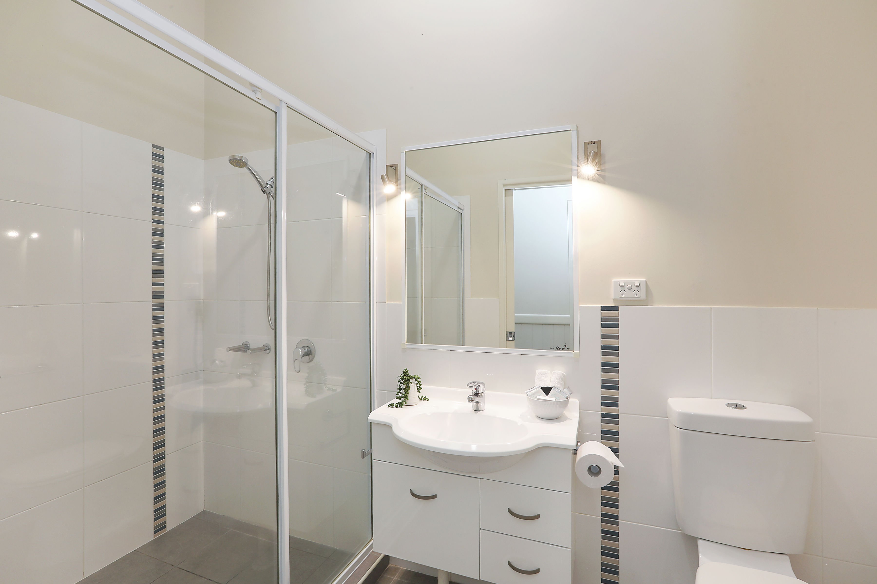 REFLECTIONS MOONEE BEACH - HOL-guestroom-MB Prem Fivepax Bath.jpg