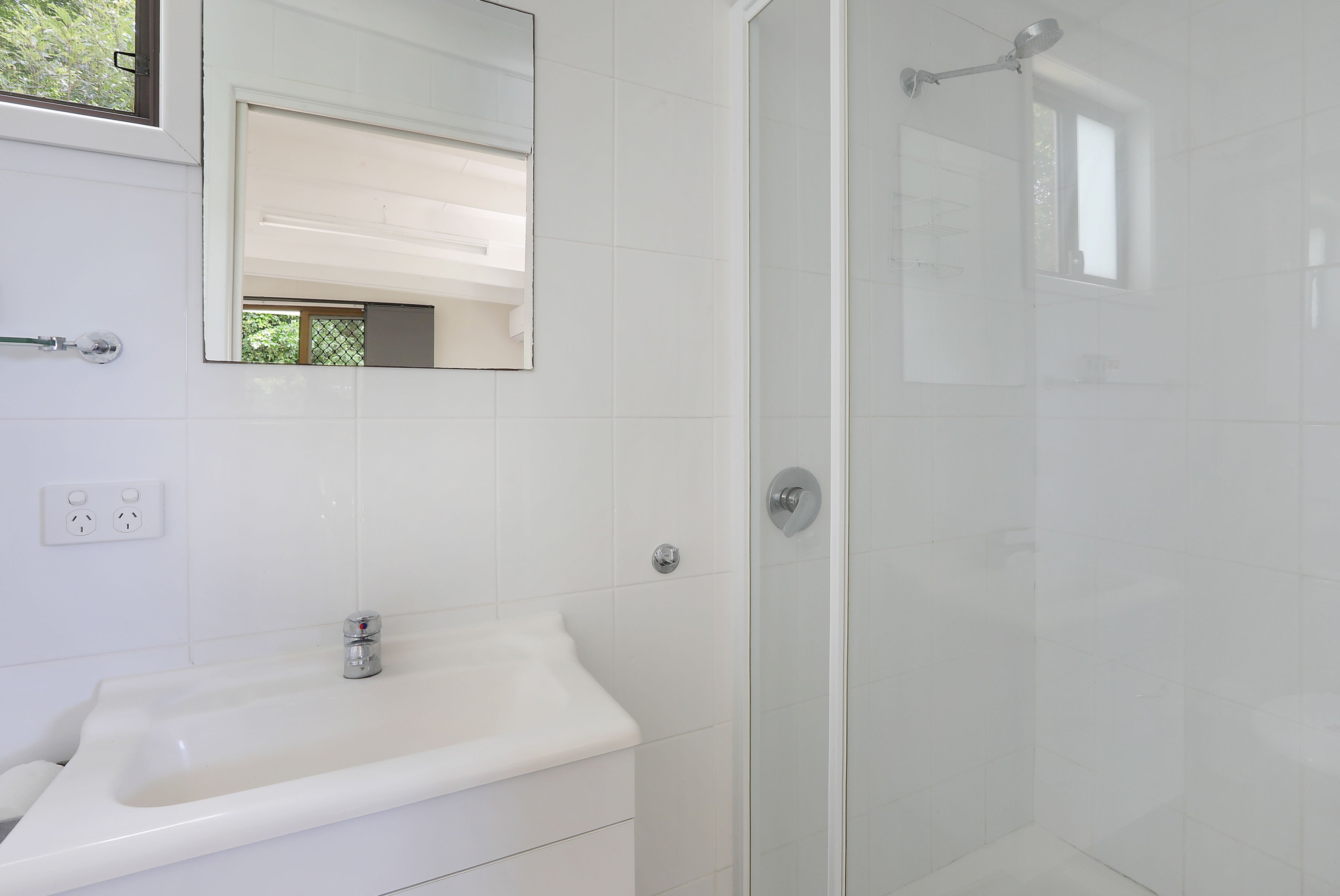 REFLECTIONS NAMBUCCA HEADS - H-guestroom-NH Eco Fourpax Dog Bath.jpg