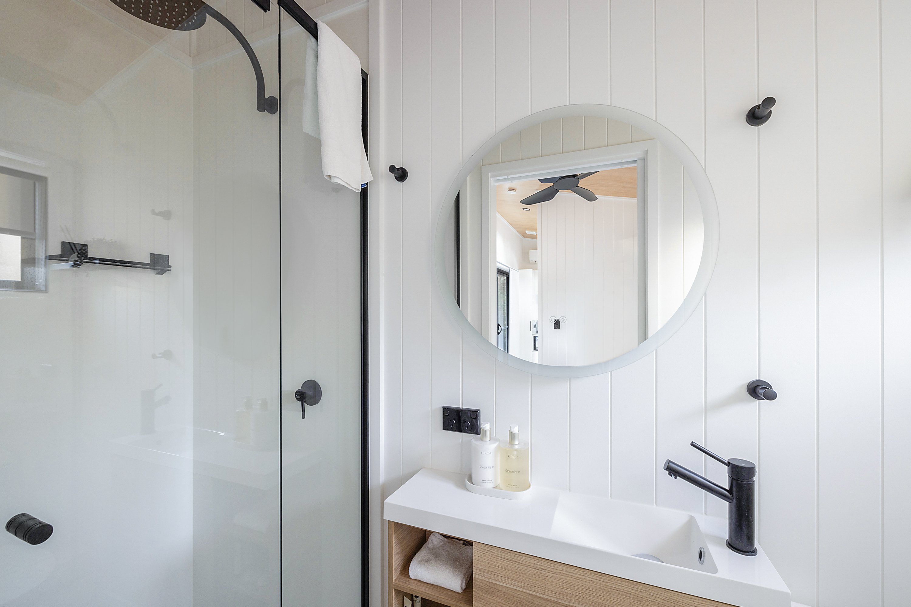 REFLECTIONS NORTH HAVEN - HOLI-guestroom-NOH TH Bath.jpg