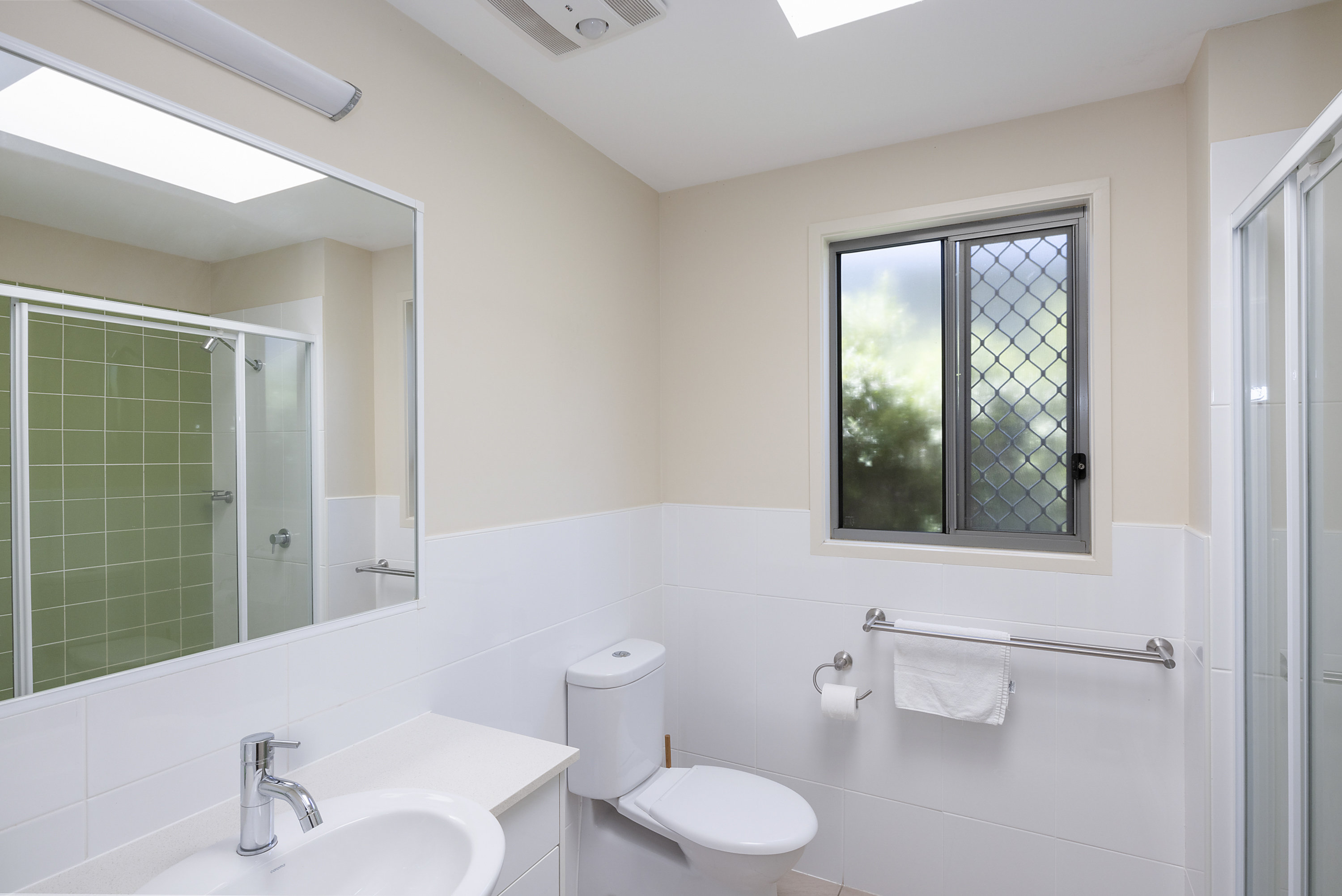 REFLECTIONS SCOTTS HEAD - HOLI-guestroom-SH Sup Sixpax Bath.jpg