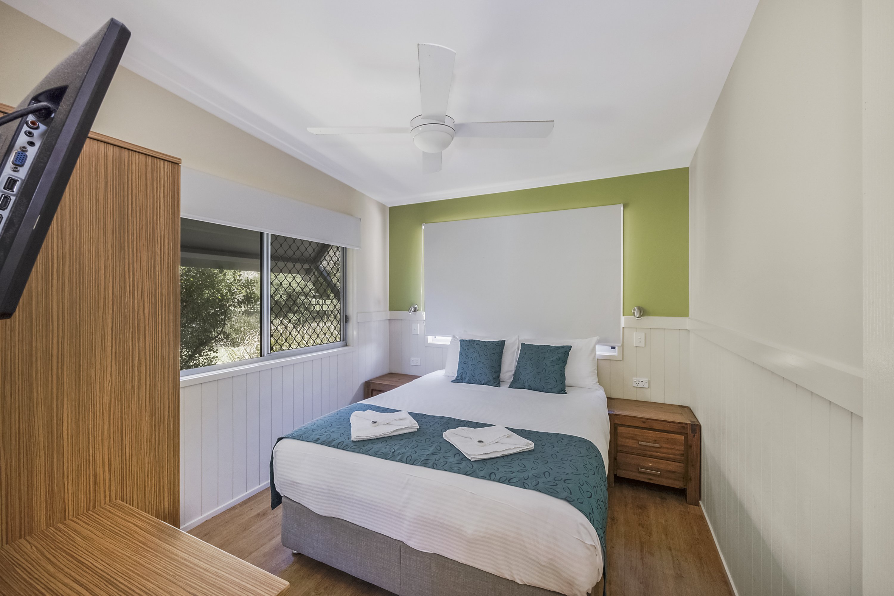 REFLECTIONS SCOTTS HEAD - HOLI-guestroom-SH Sup Sixpax Bed.jpg