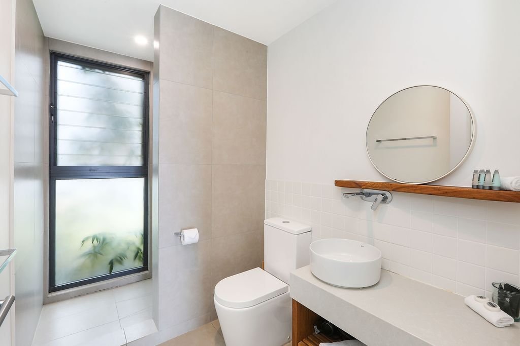 REFLECTIONS SHAWS BAY - HOLIDA-guestroom-SB Prem Fivepax Bath.jpg