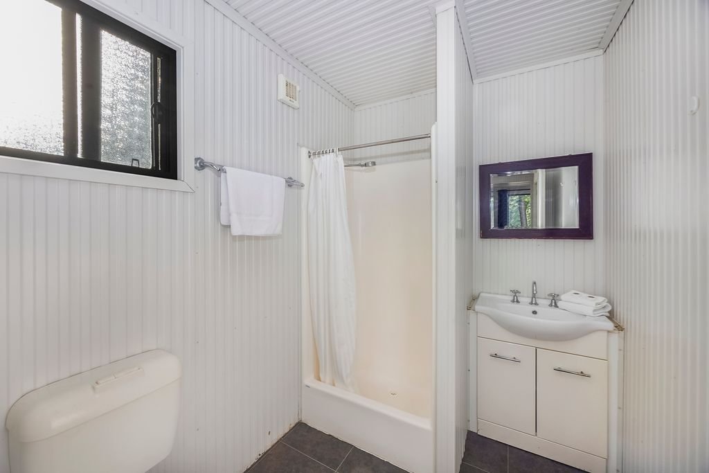 Reflections Tumut River-guestroom-TR Strd Fivepax Bath.jpg