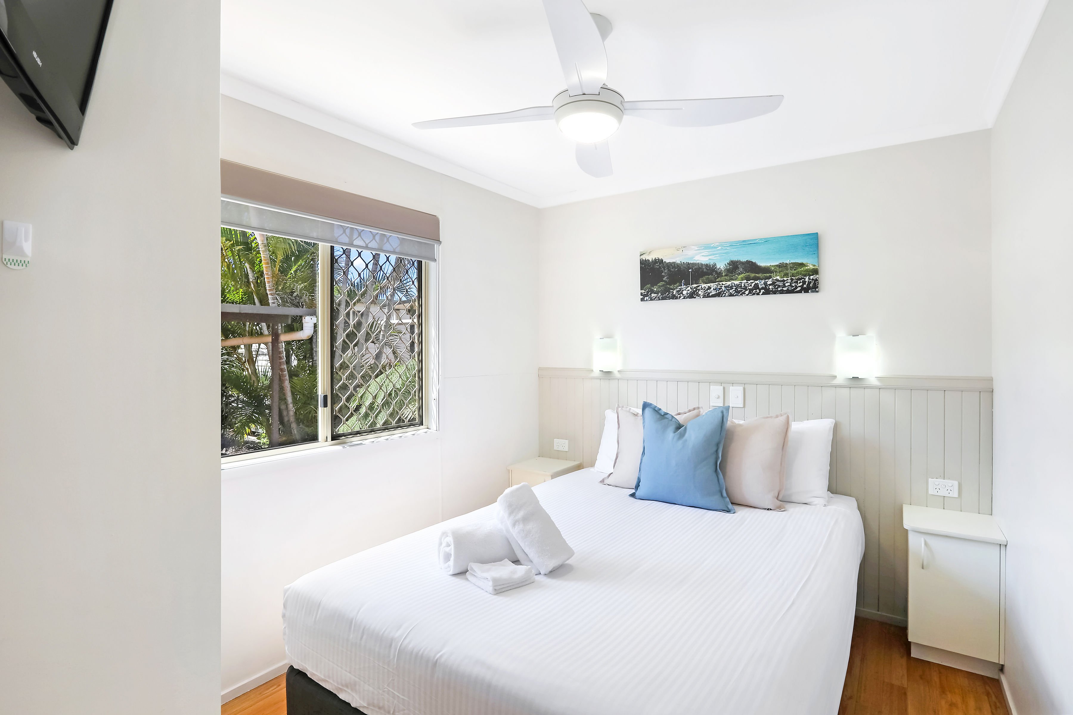REFLECTIONS TUNCURRY - HOLIDAY-guestroom-TU DL Fivepax Bed.jpg