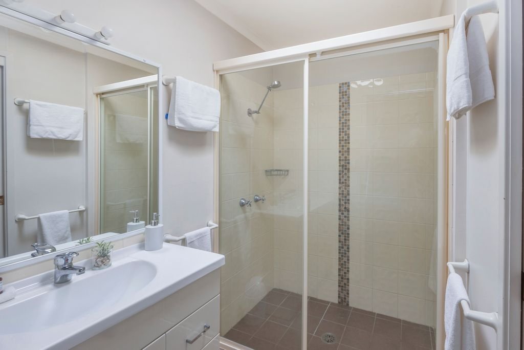 REFLECTIONS TUNCURRY - HOLIDAY-guestroom-TU DL Pax Dog Bath.jpg
