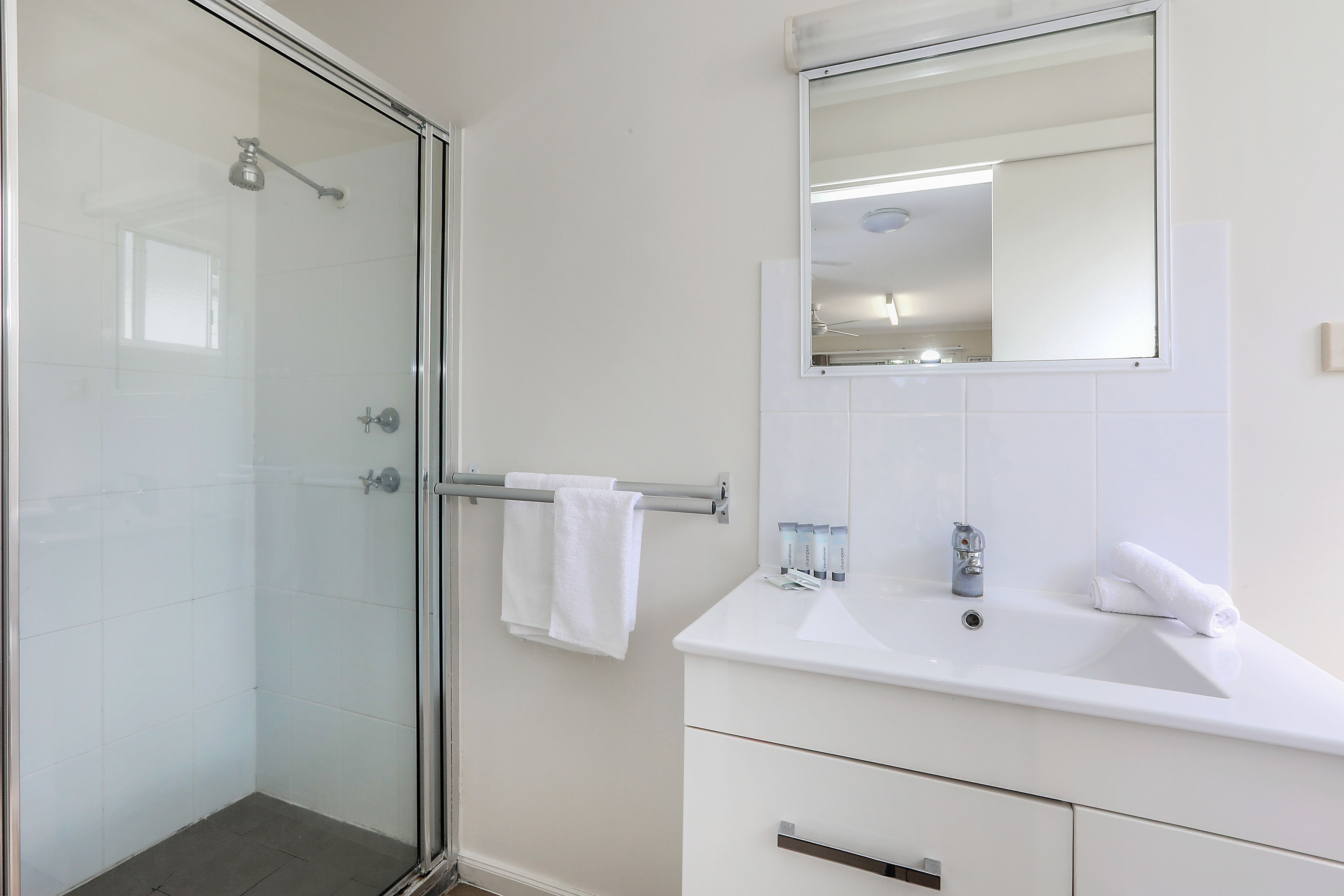 REFLECTIONS URUNGA - HOLIDAY P-guestroom-UR Strd Twopax Bath.jpg