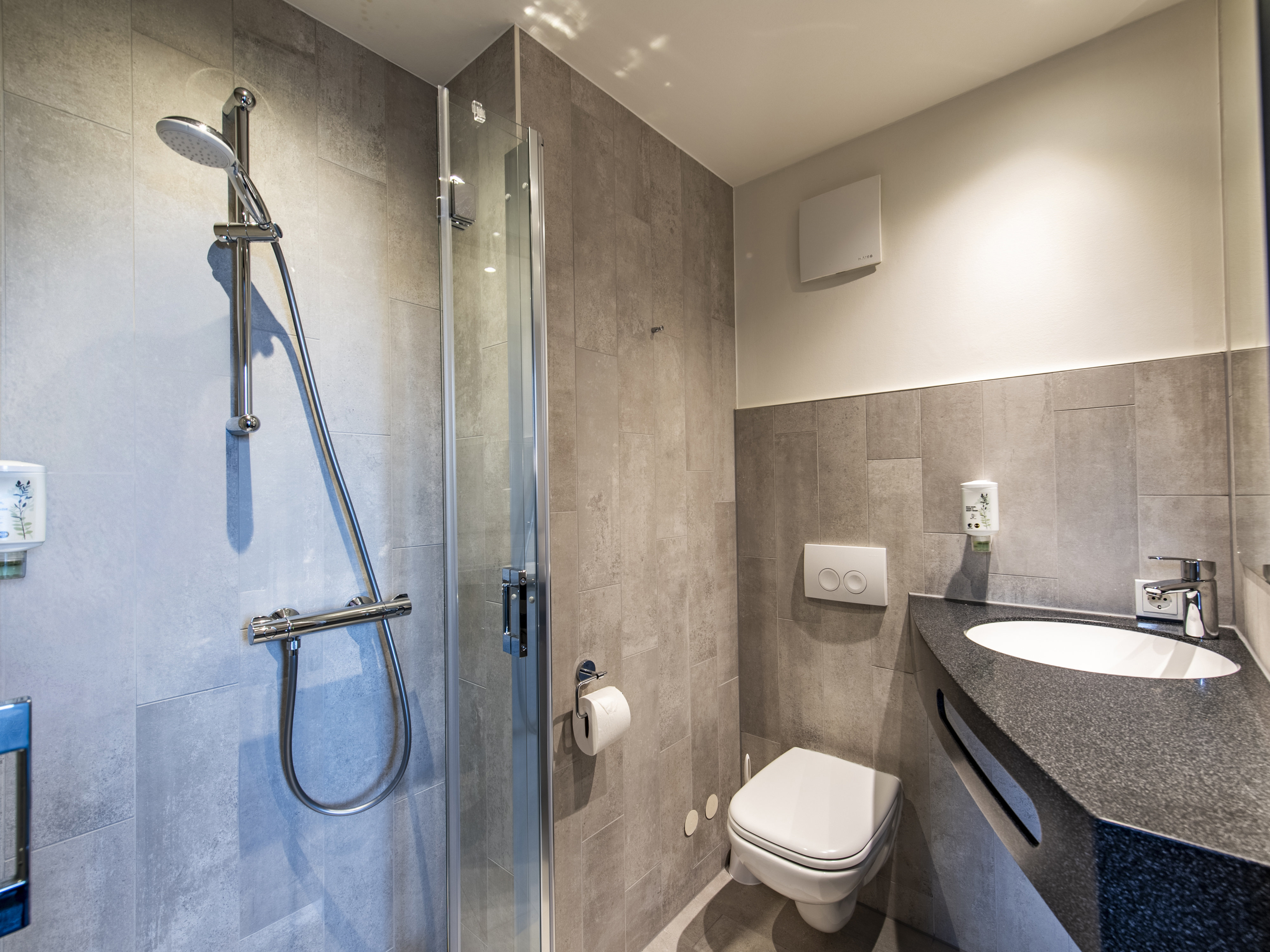 B&B HOTEL SALZBURG-SUD-guestroom-BATH.jpg