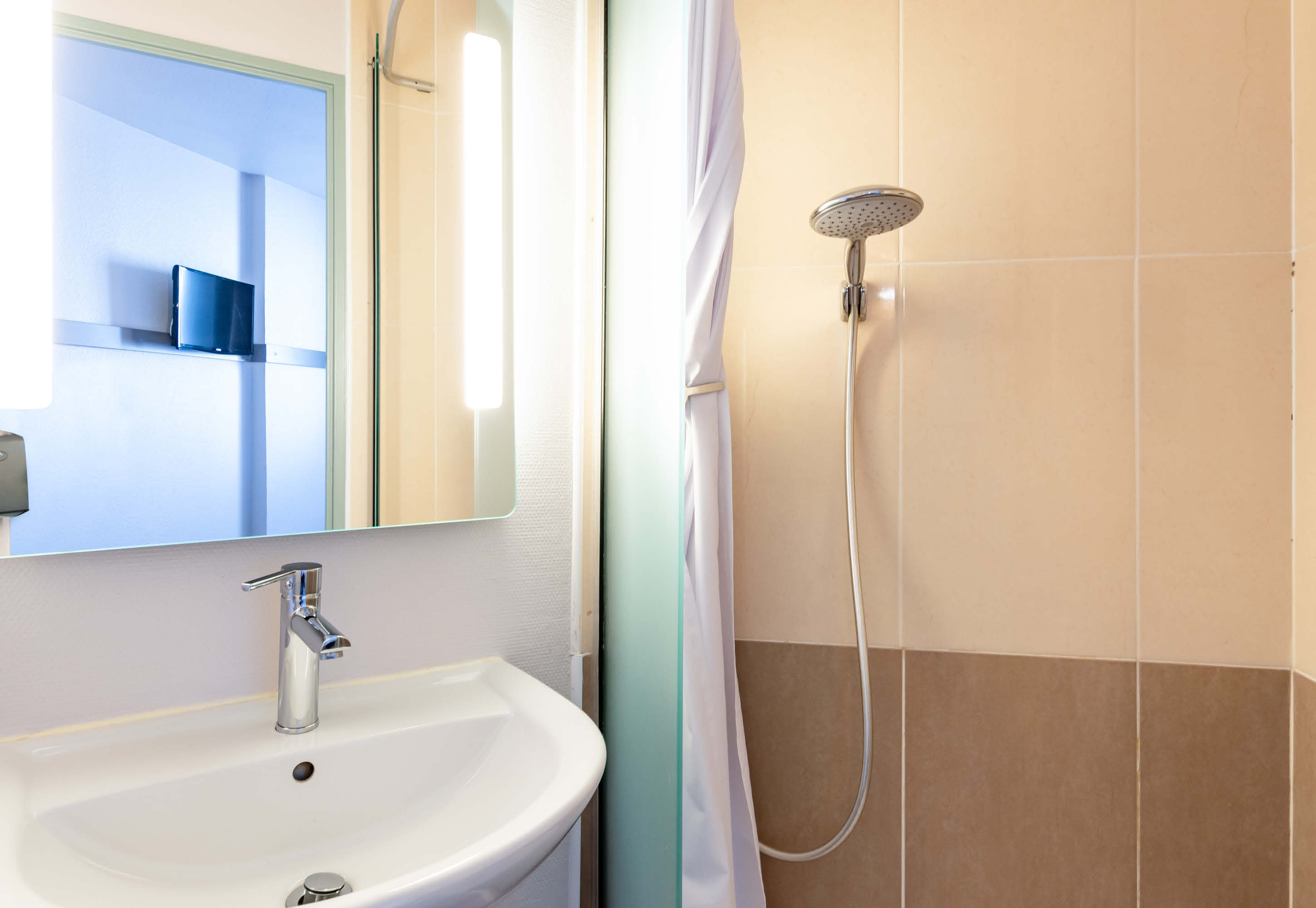 B&B HOTEL VALENCE SUD-guestroom-Hotel Valence Sud Bathroom.jpg