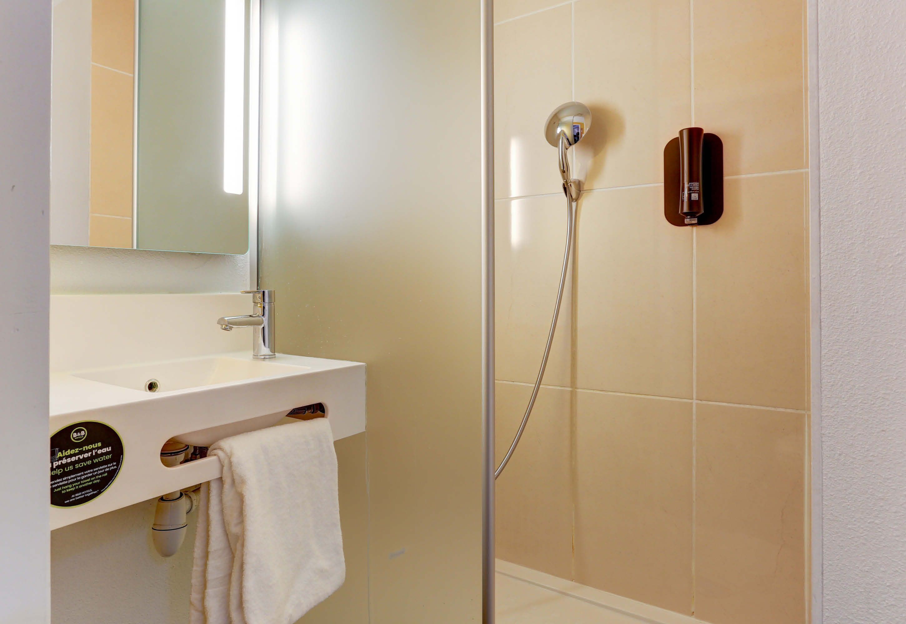 B&B HOTEL REIMS CENTRE GARE-guestroom-Hotel Reims Centre Gare Bathroom.jpg