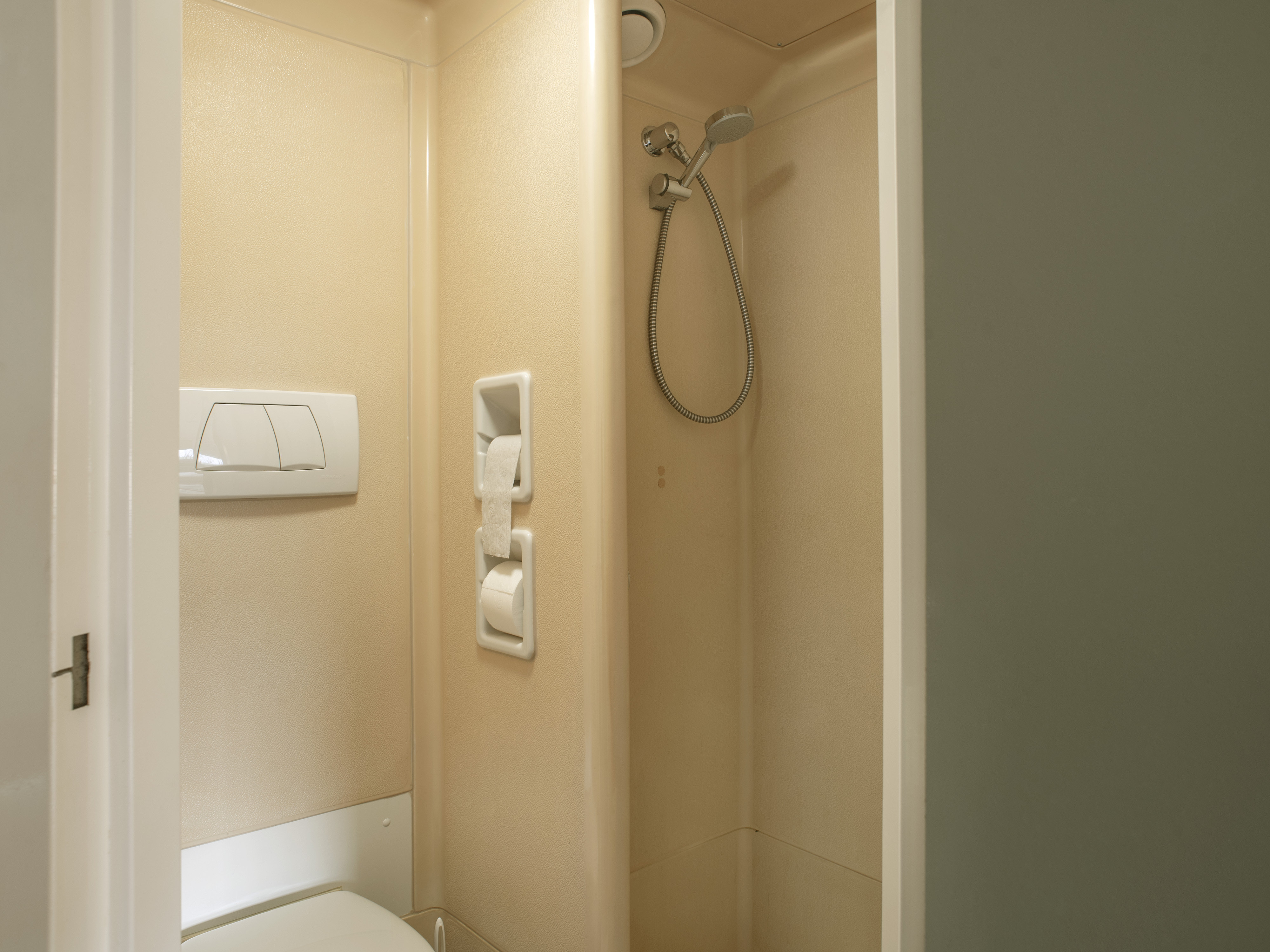 B&B HOTEL LUEBECK BERLINER-PLATZ-guestroom-BB Bathroom.jpg