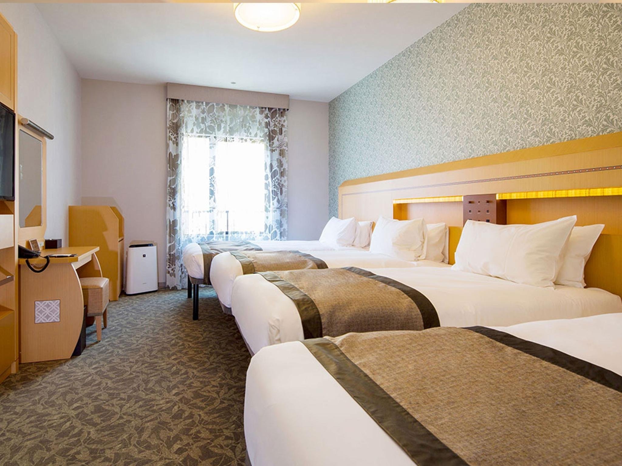 Monterey Kobe-guestroom-QUAD ROOM.jpg
