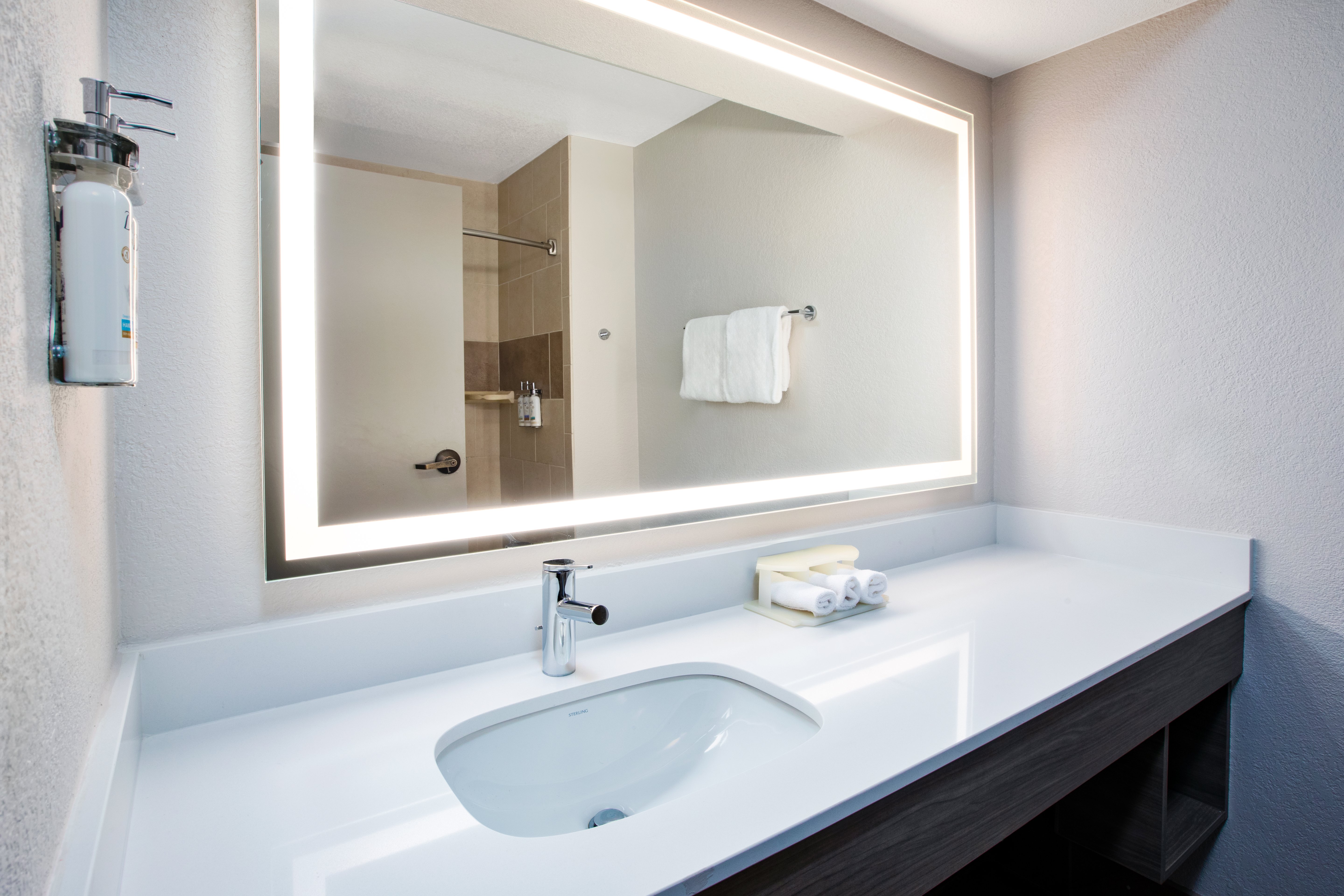 HOLIDAY INN EXP SILVER CITY-guestroom-Guest Room.jpg
