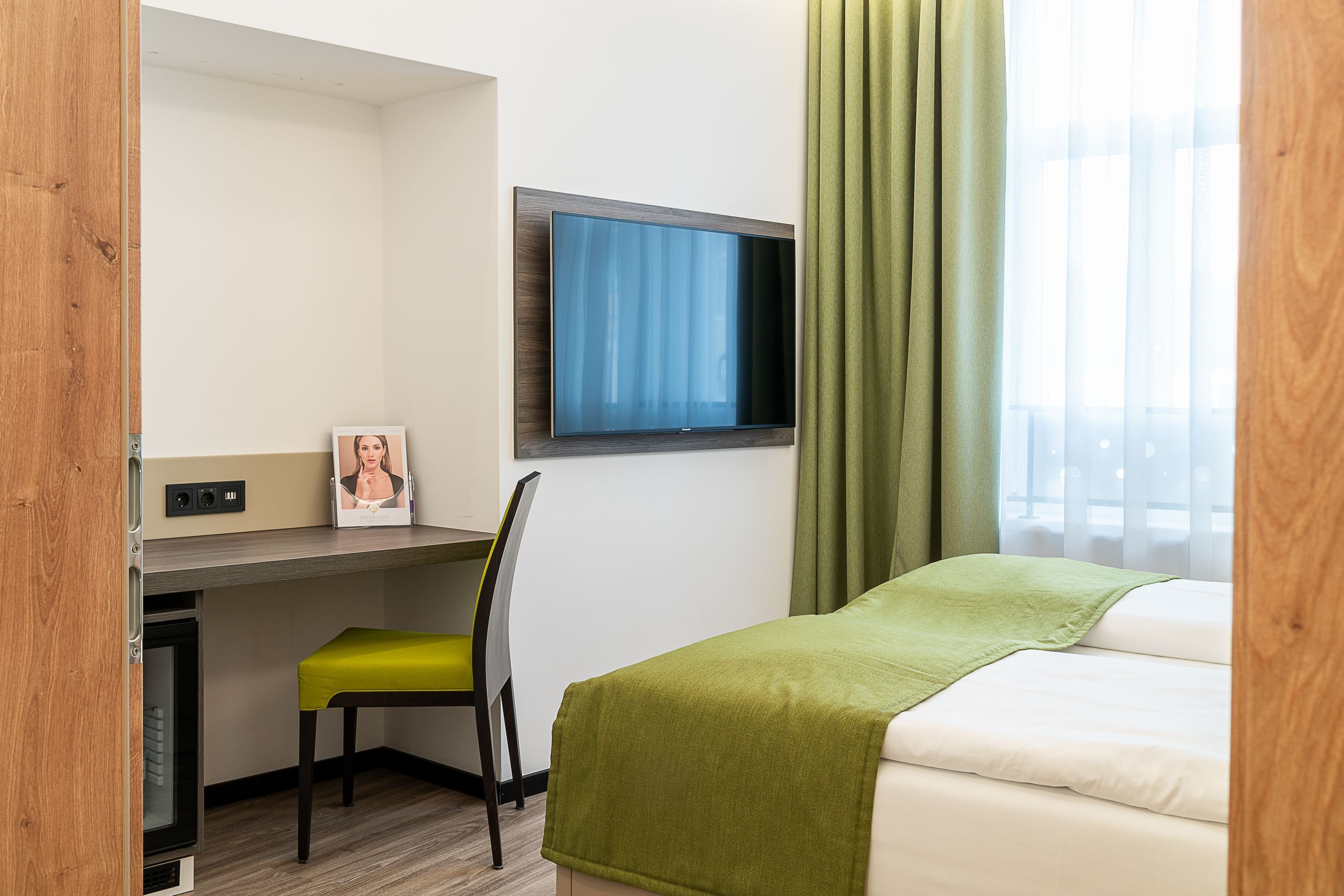 CHRIZZ ROOMS-guestroom-Suite Superior.jpg