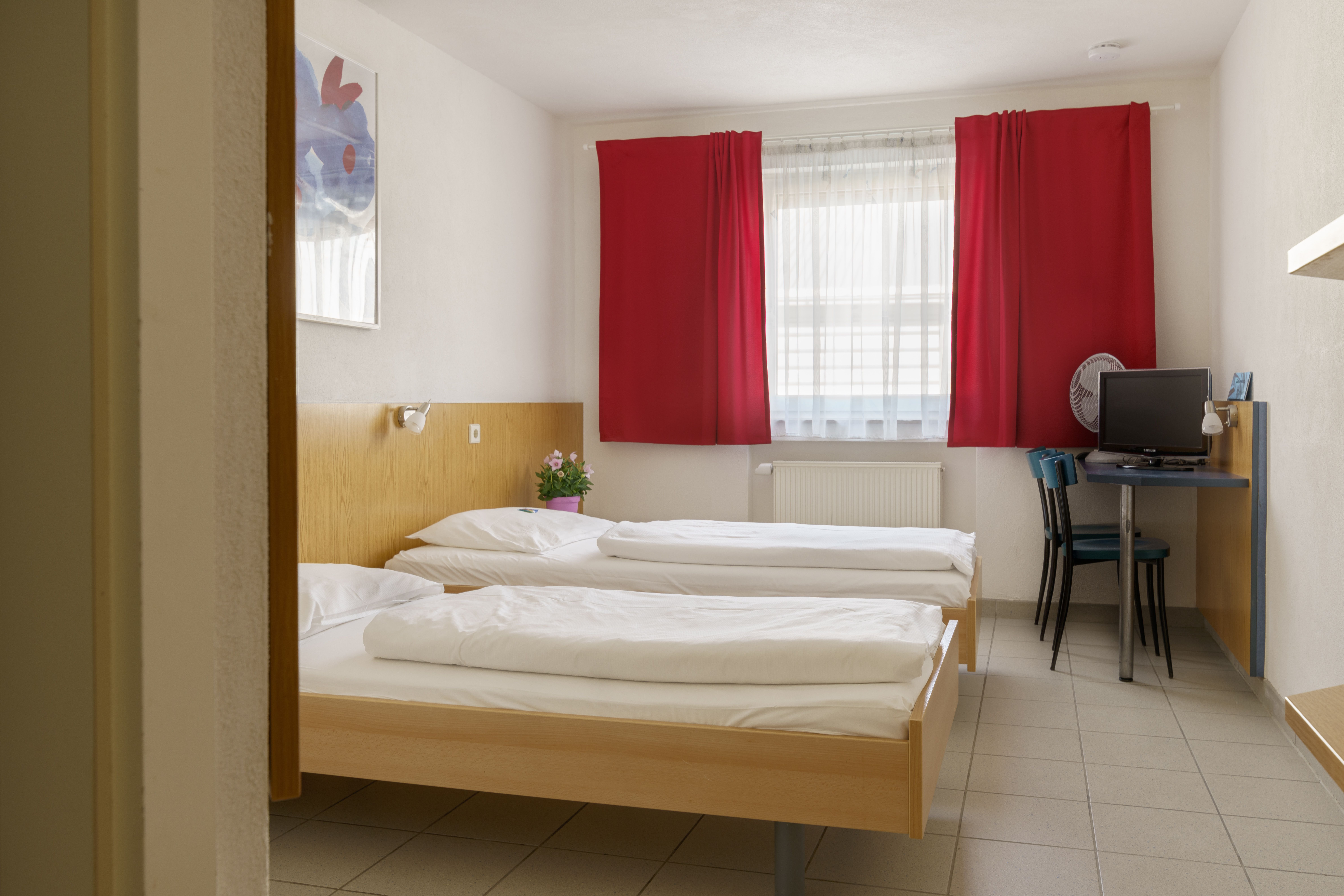 MOTEL DREI KOENIG-guestroom-Triple Room Standard.jpg