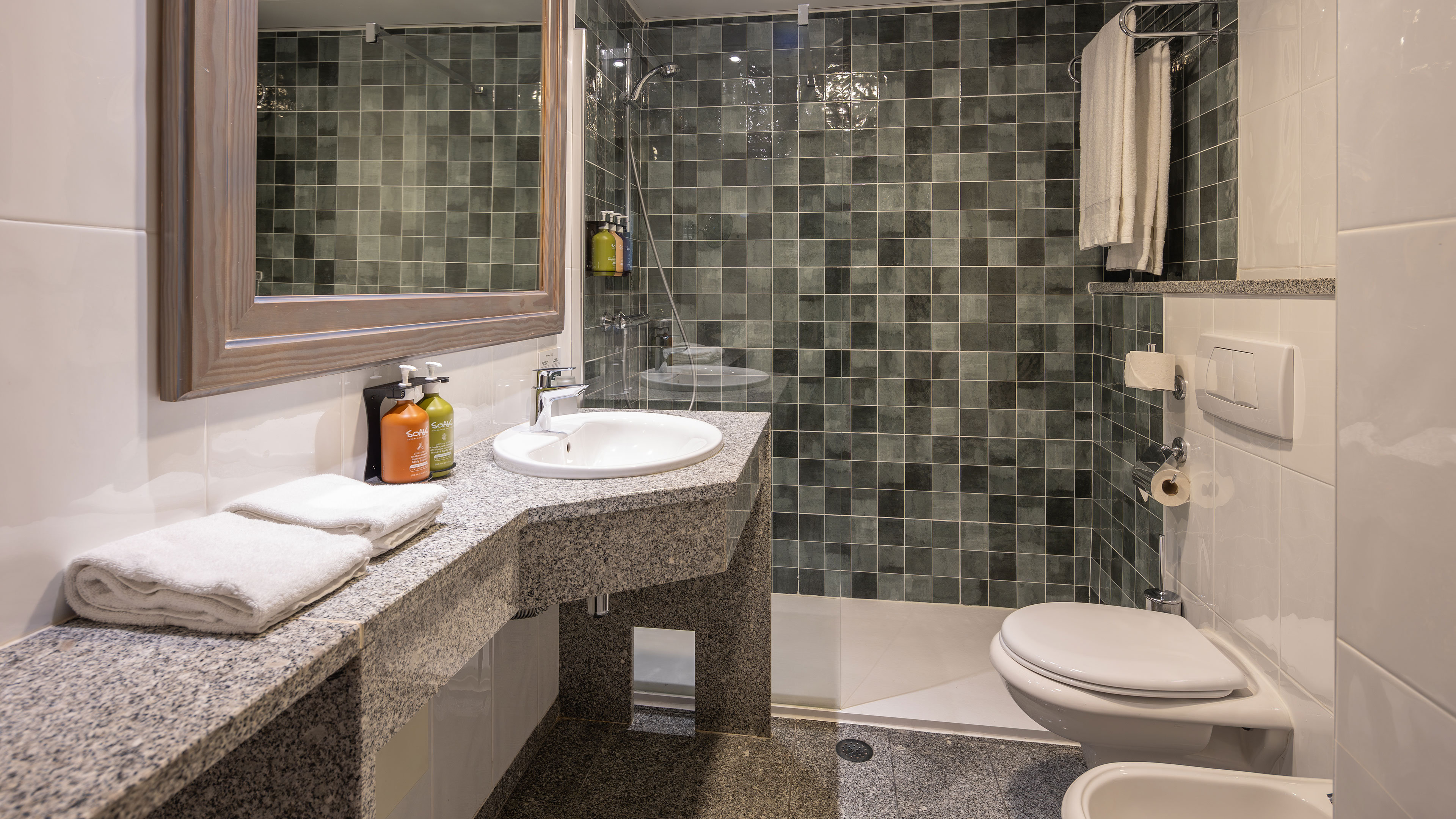HOLIDAY INN ALGARVE ALBUFEIRA BY IH-guestroom-Bathroom.jpg