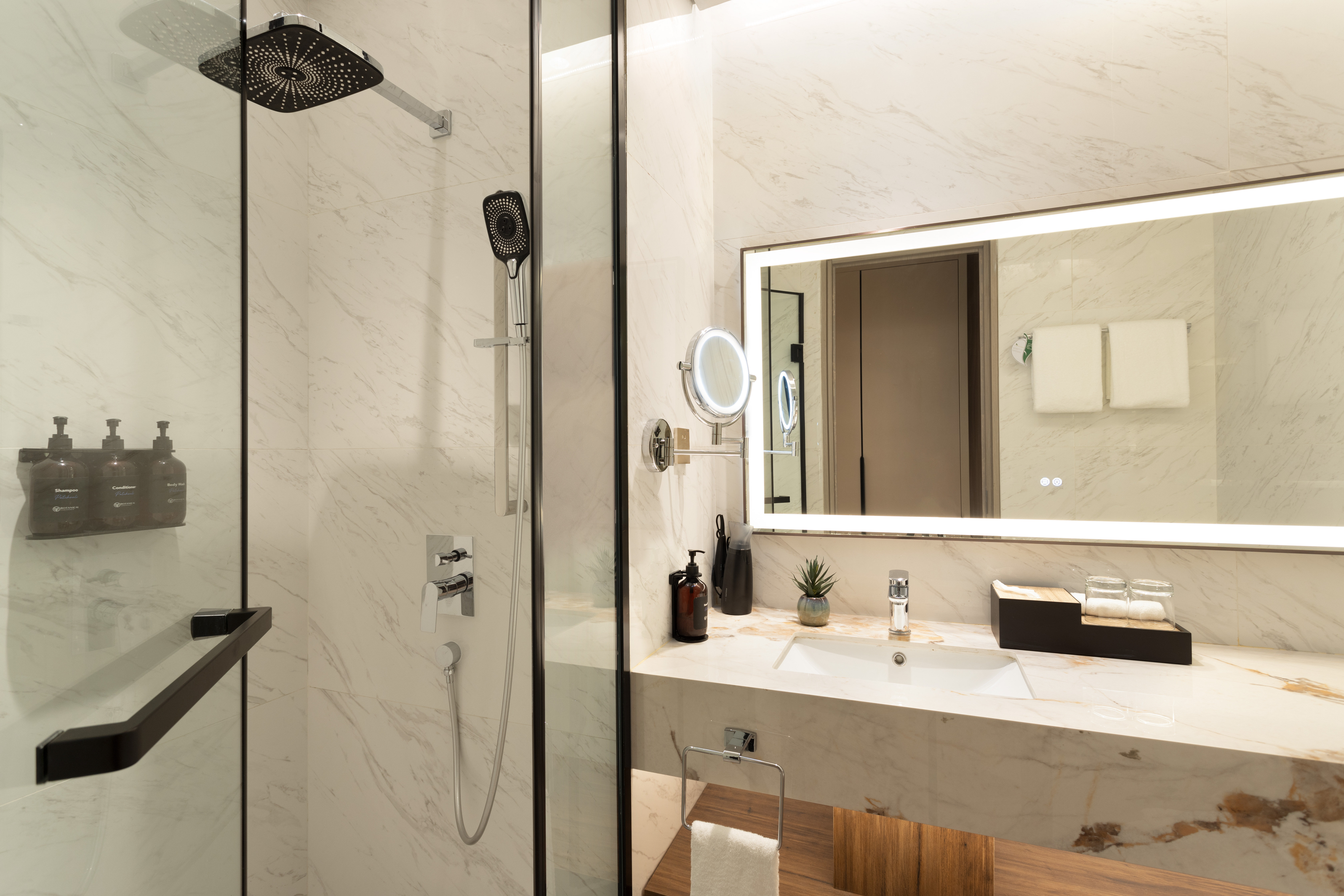 Somerset Queen City Semarang-guestroom-Executive Bathroom Shower.jpg