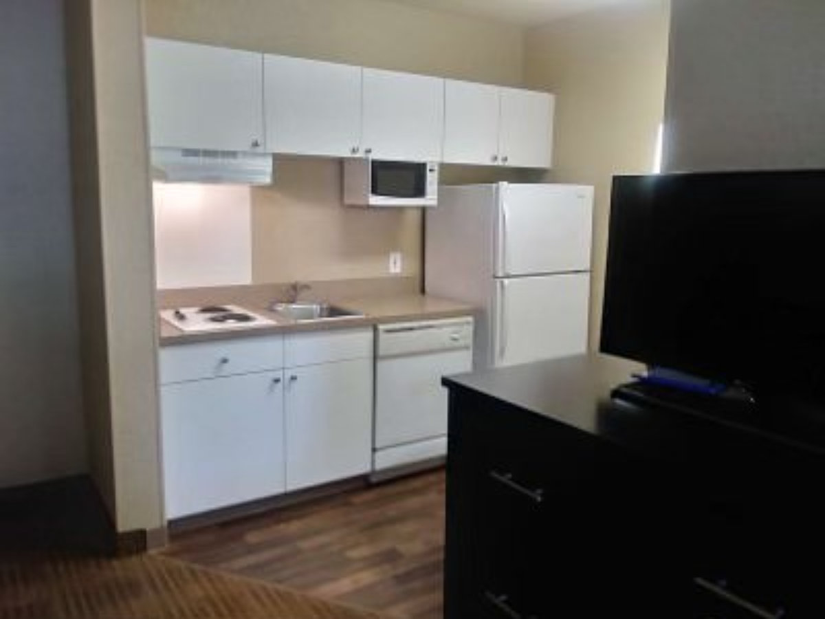 CANDLEWOOD STES SPACE CTR WEBSTER B-guestroom-Guest Room.jpg