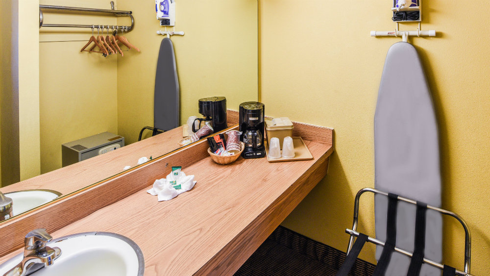Vagabond Inn - Costa Mesa-guestroom-Bathroom.jpg