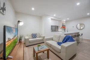 Melbourne City Apartments - Te-guestroom-Superior Bedroom Bathroom Apartment.jpg