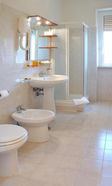 HOTEL CASSIA-guestroom-BATHROOM.jpg