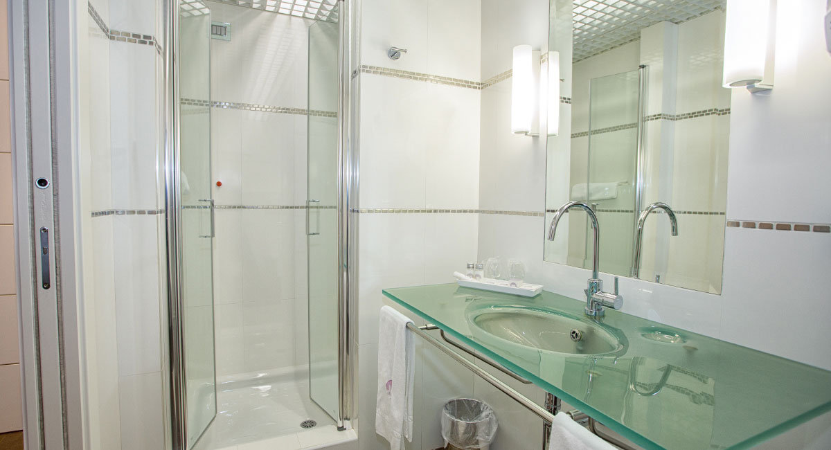 ARIHA HOTEL COSENZA-guestroom-BATHROOM.jpg