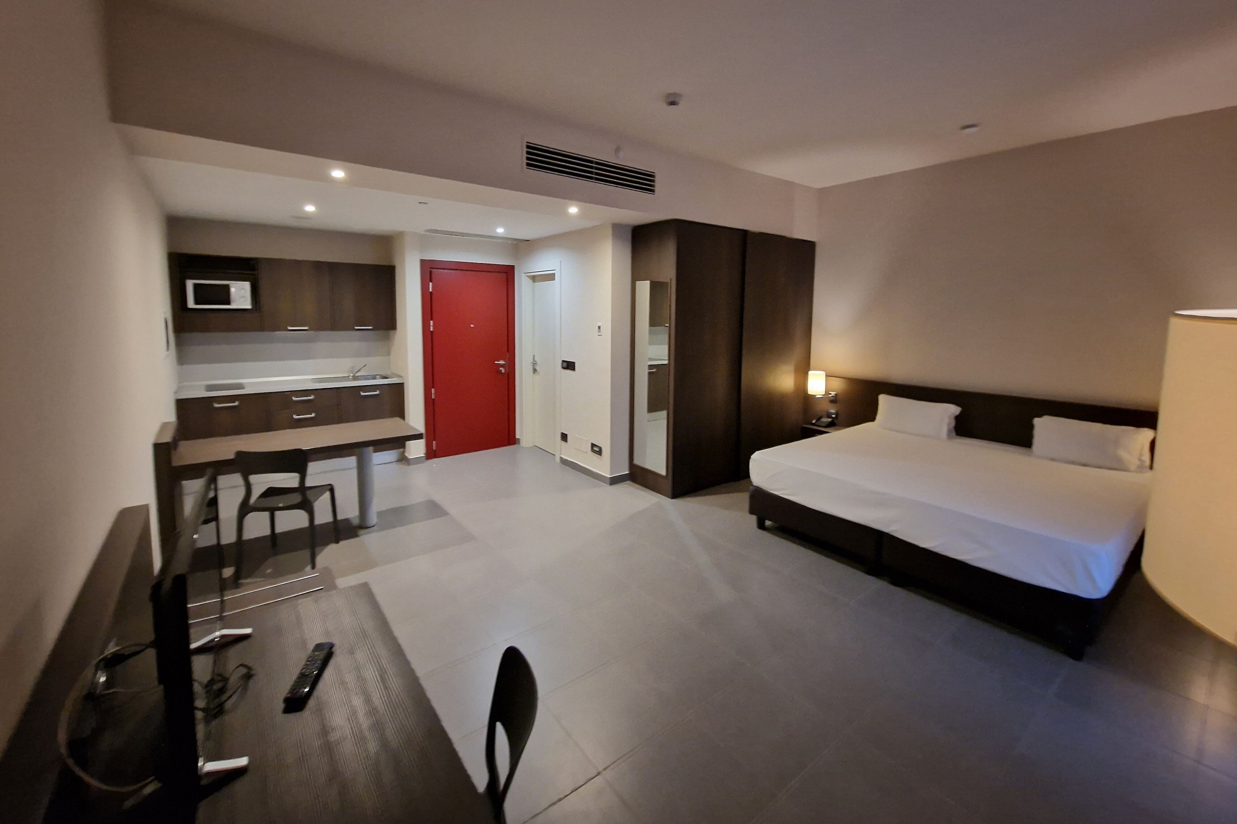 Inn Naples Airport-guestroom-Executive King Room.jpg
