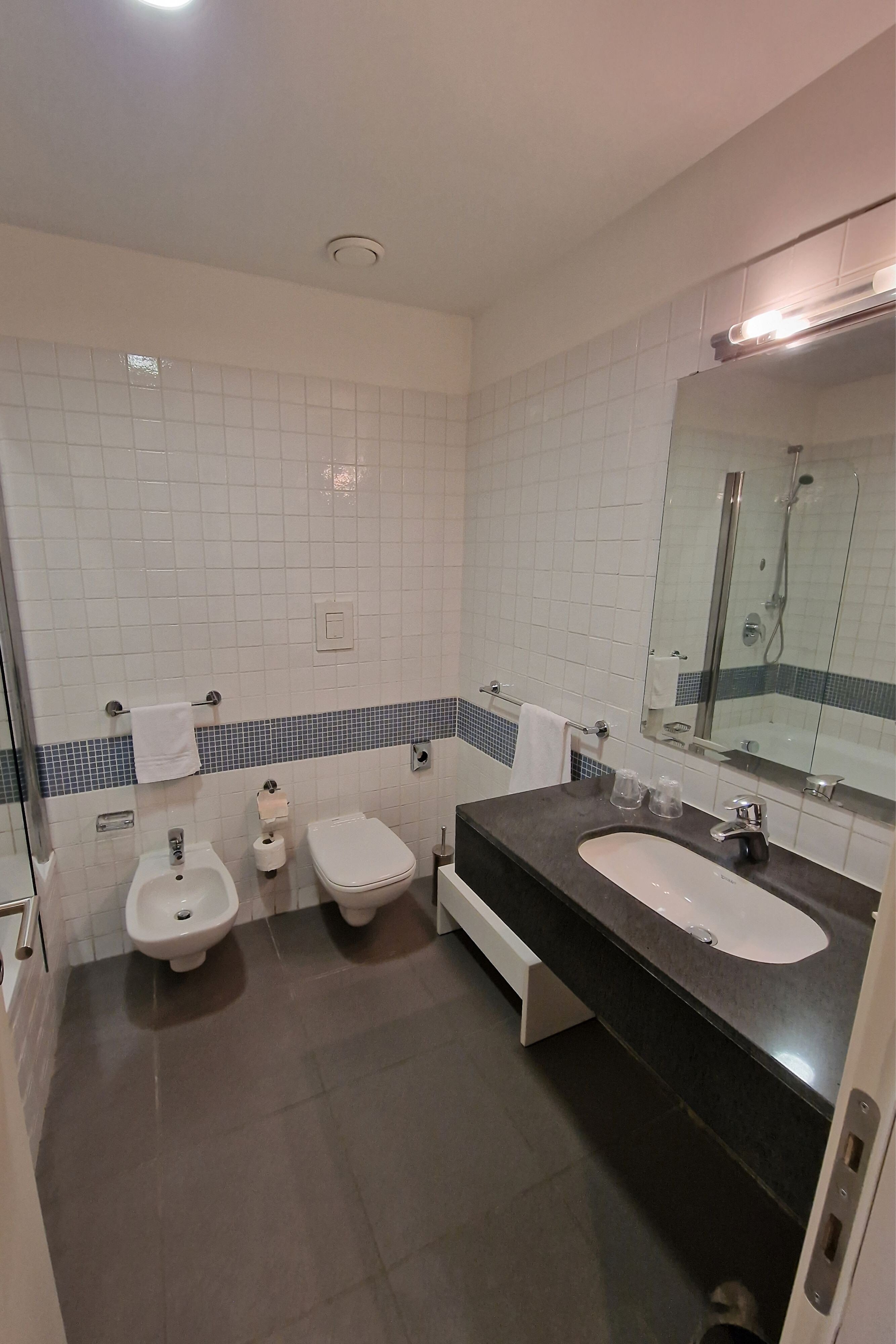 Inn Naples Airport-guestroom-Standard rooms bathroom.jpg