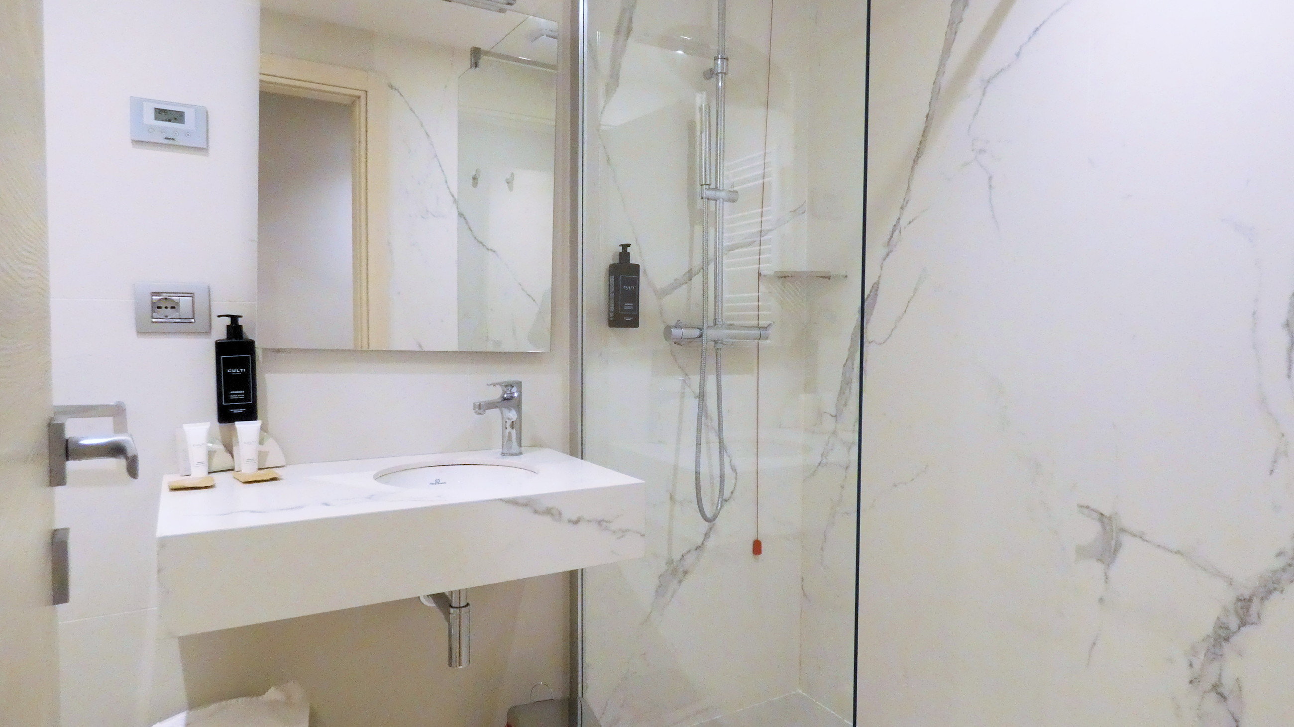 HOTEL BYRON-guestroom-Bathroom.jpg