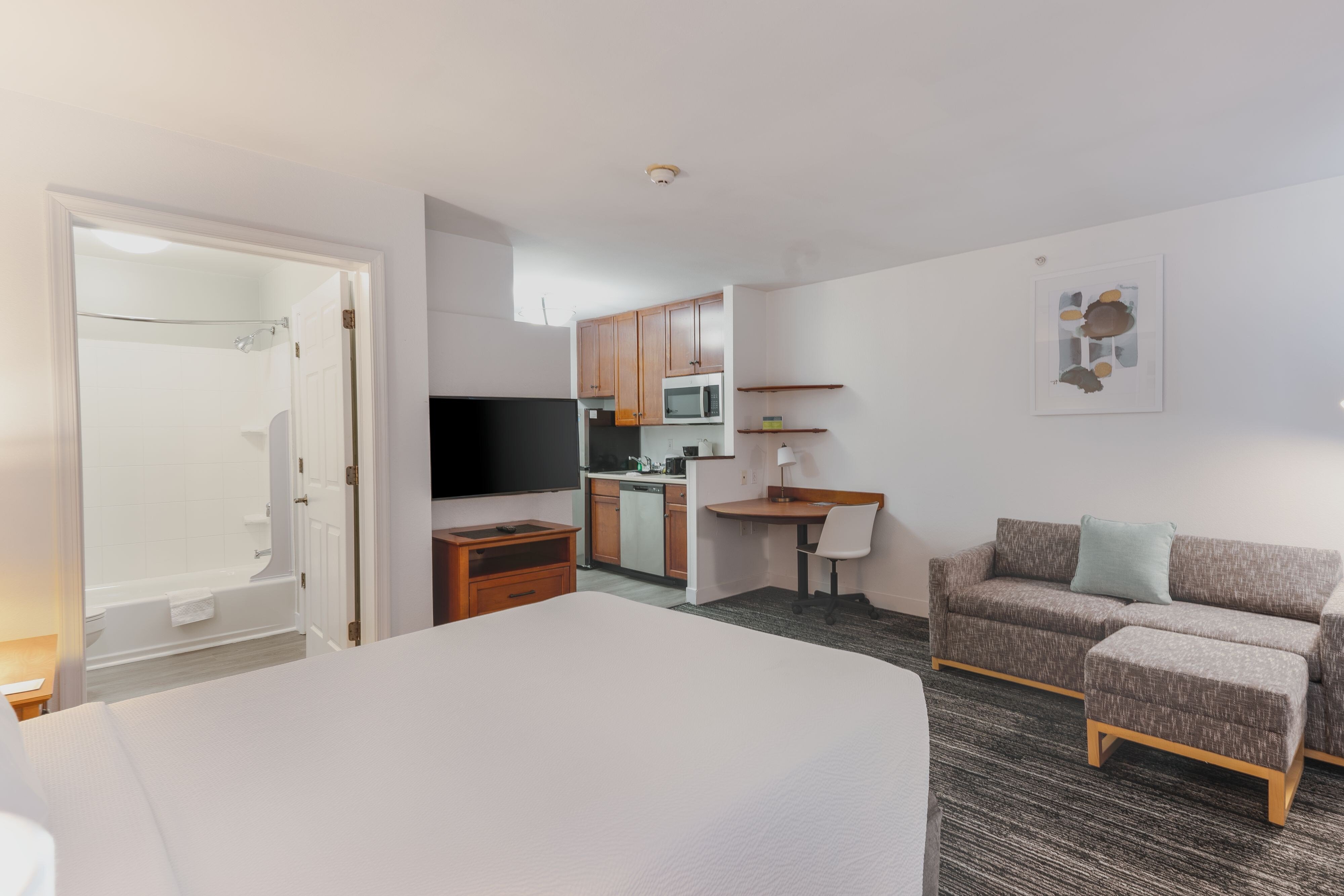 TownePlace Suites by Marriott Fredericksburg-guestroom-1 Queen(s), Sofa bed.jpg