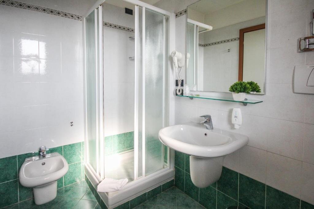 GREEN CLASS HOTEL CANDIOLO-guestroom-BATHROOM.jpg