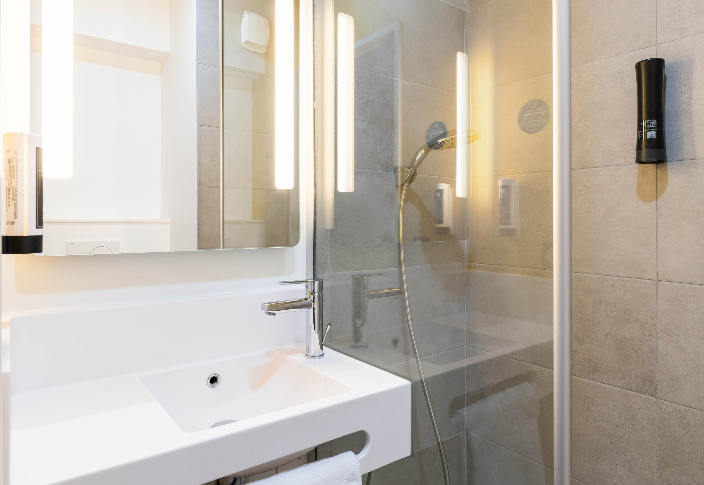 B&B HOTEL BOURG-EN-BRESSE VIRIAT-guestroom-Hotel Bourg En Bresse Viriat Bathroom.jpg