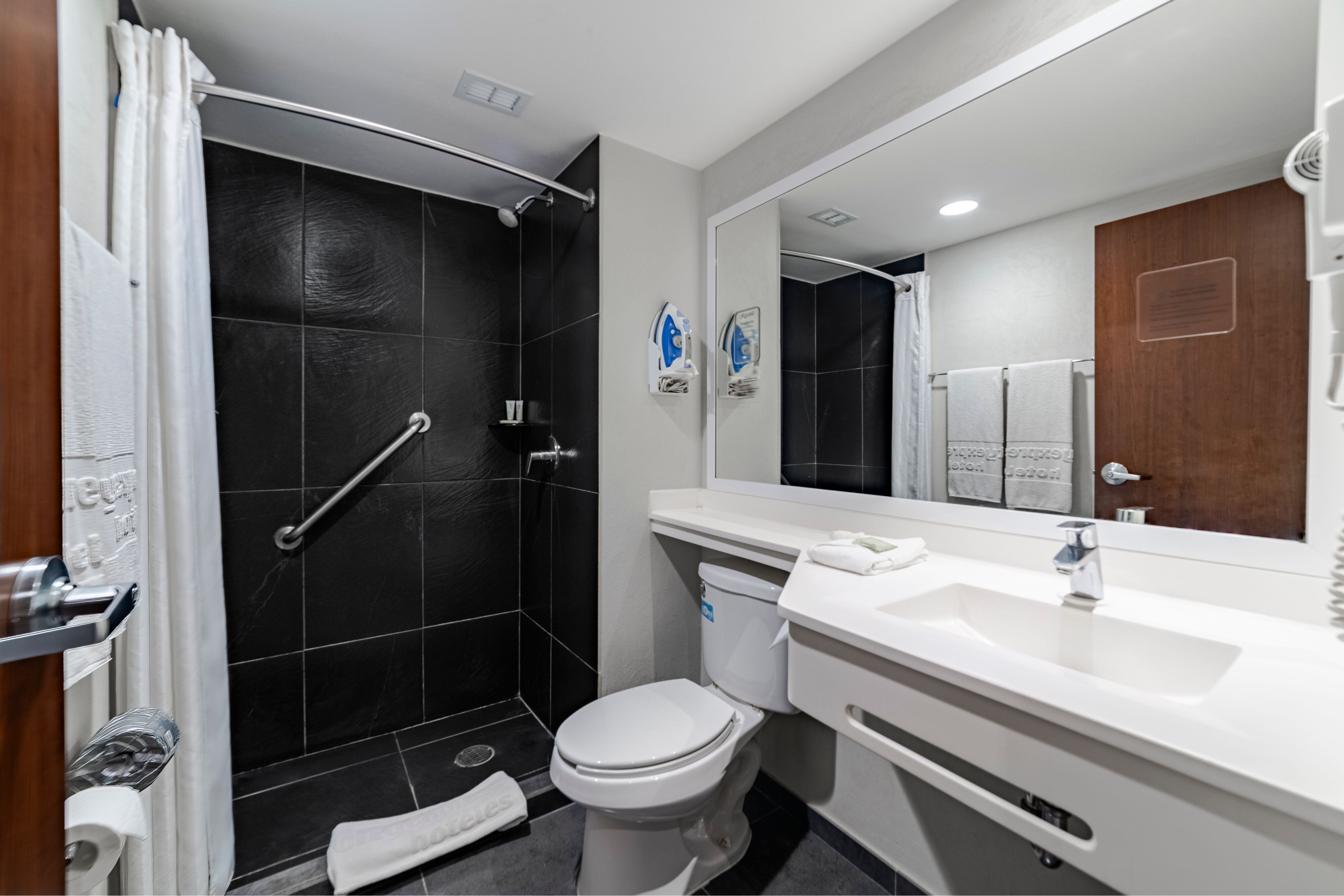 City Express by Marriott Oaxaca-guestroom-Bathroom.jpg
