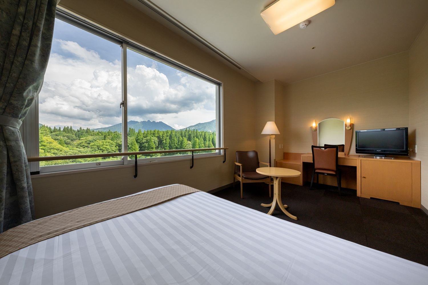 KAMENOI HOTEL ASO-guestroom-Semi Double.jpg