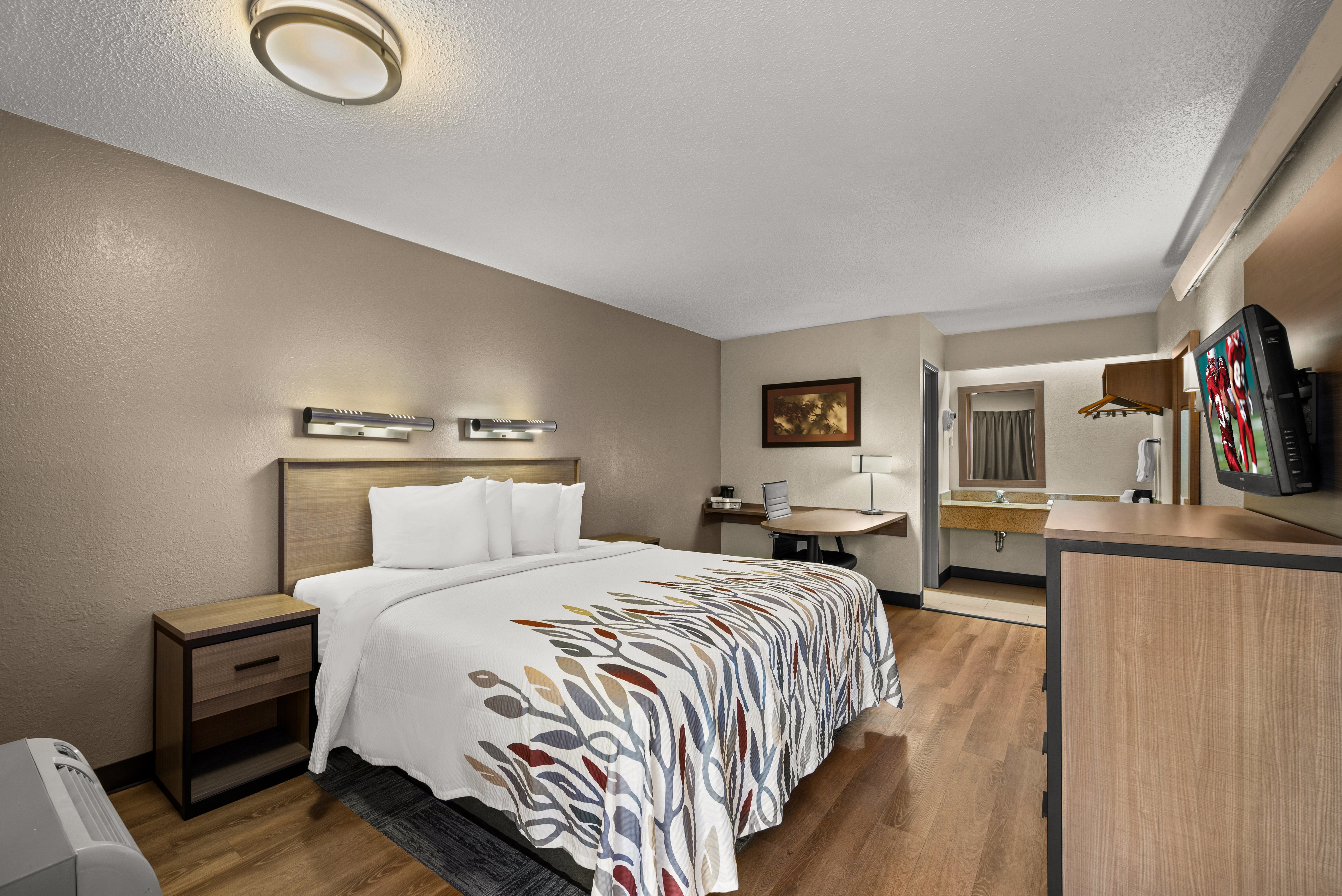 RED ROOF DETROIT-ROYAL OAK/MADISON-guestroom-Superior King.jpg